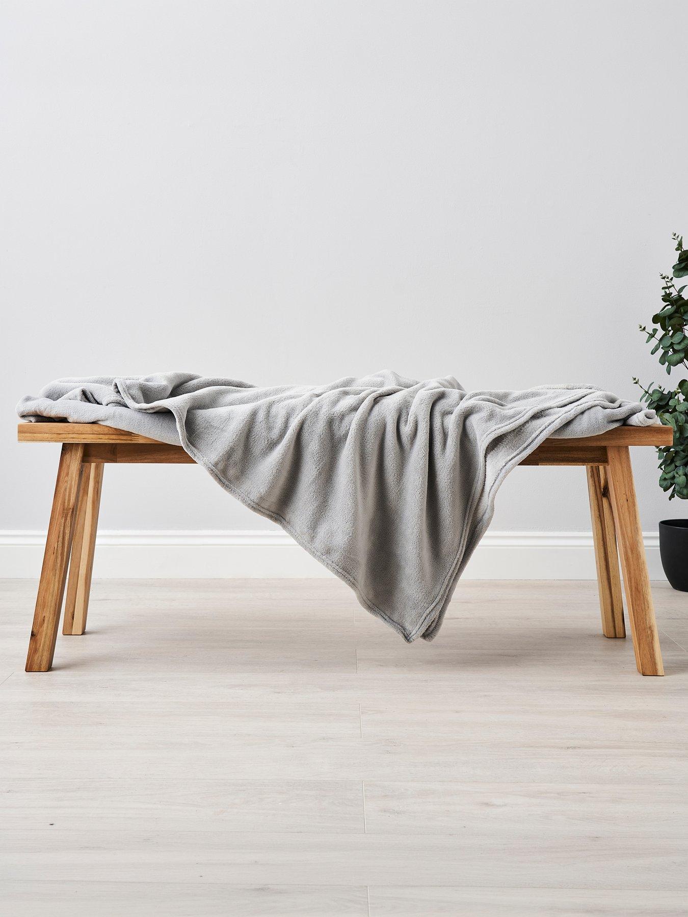 the-very-collection-jumbo-fleece-throw-black