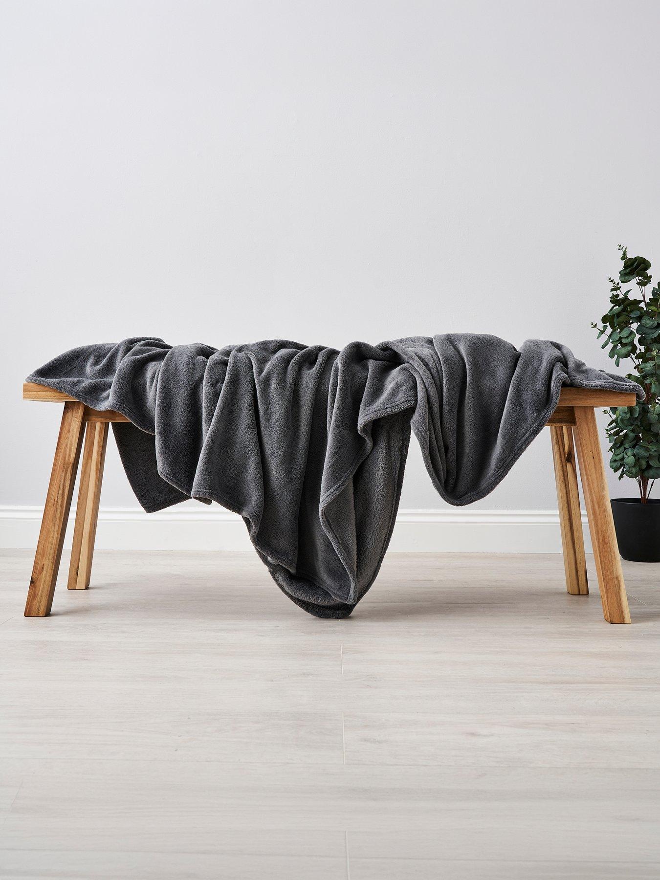 The Very Collection Jumbo Fleece Throw - Black