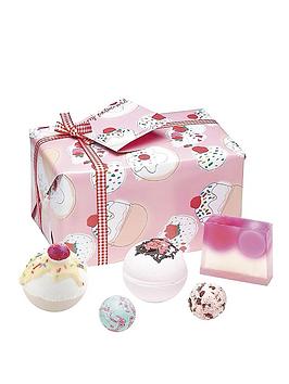 bomb-cosmetics-bath-bomb-cherry-bathe-well-gift-set