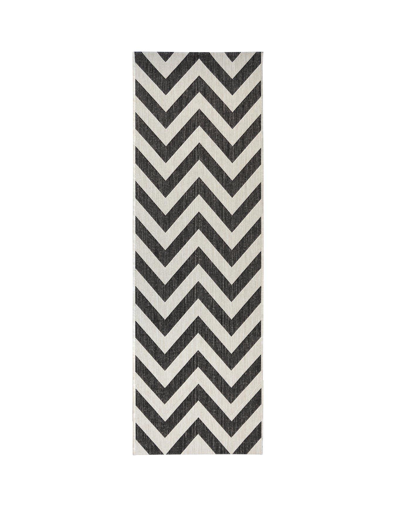 everyday-chevron-indooroutdoor-flatweave-runner-blackwhite