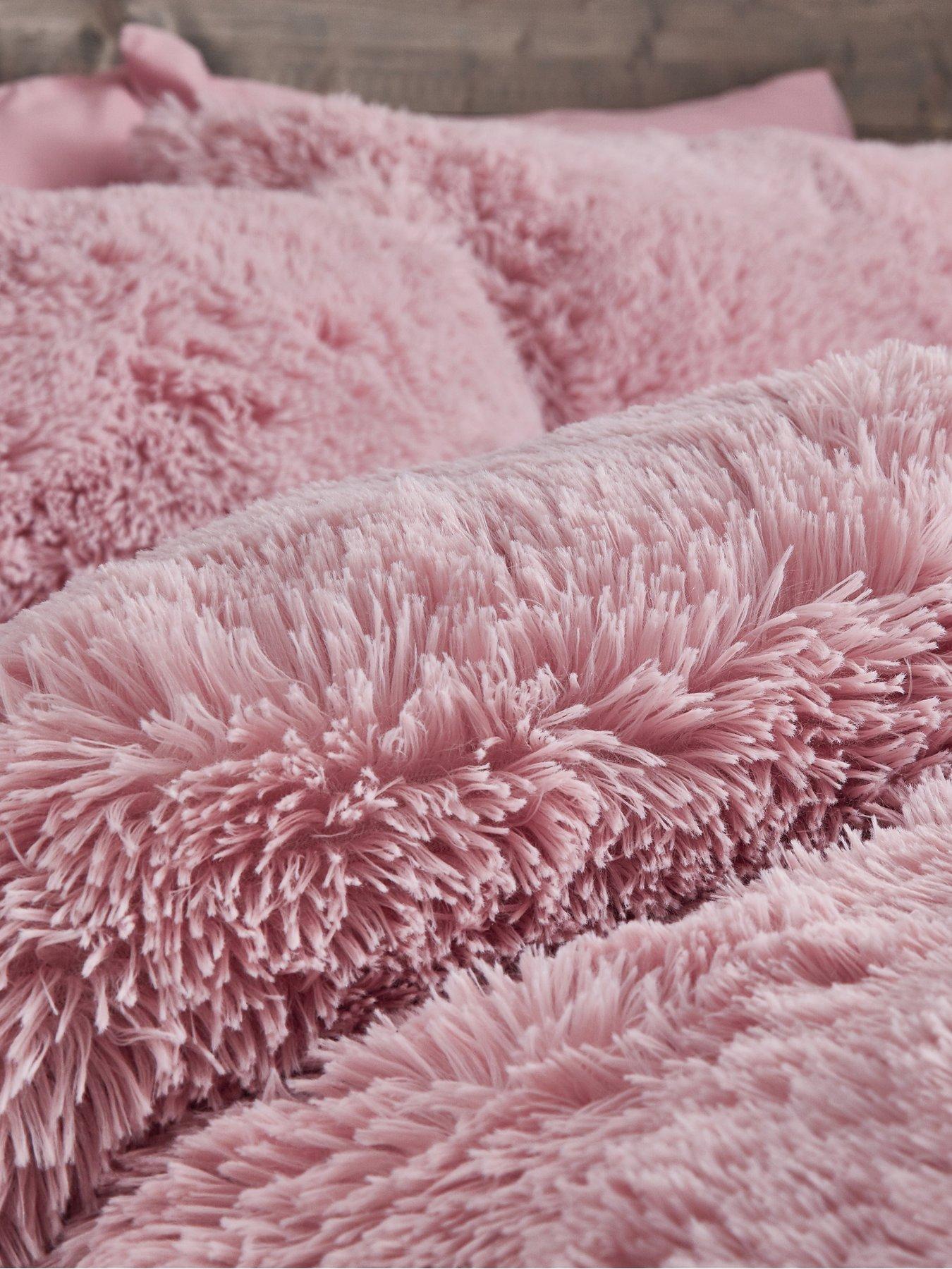 catherine-lansfield-cuddly-faux-fur-duvet-cover-set-pinkoutfit