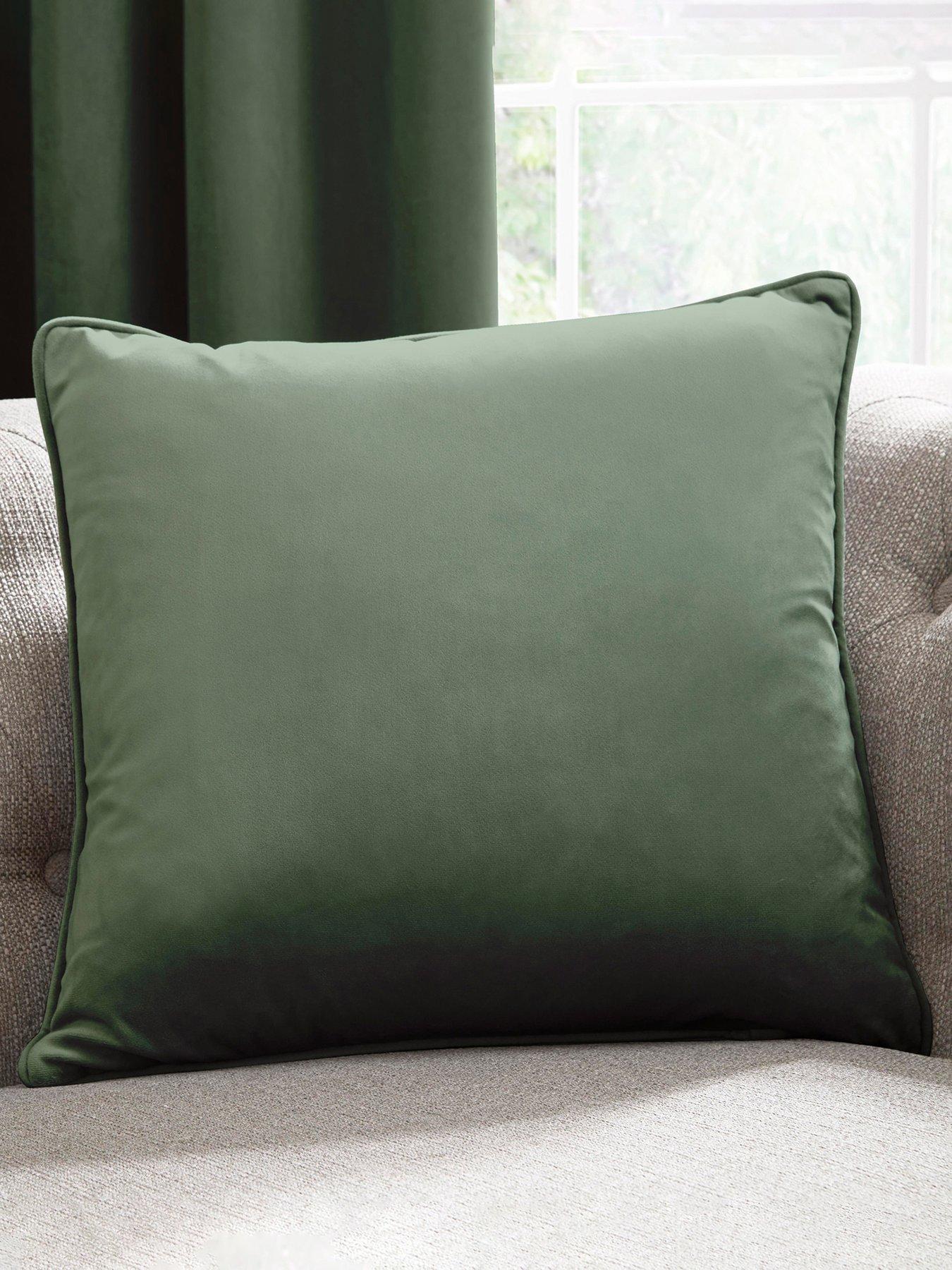 laurence-llewelyn-bowen-montrose-velvet-piped-cushion