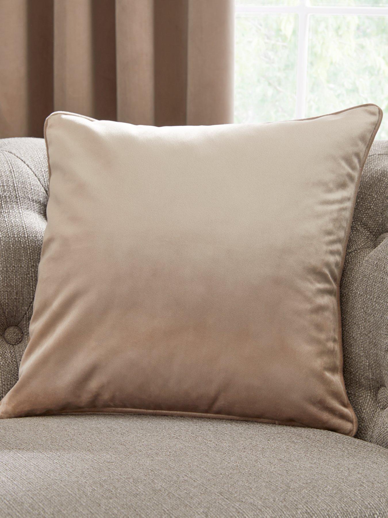 laurence-llewelyn-bowen-montrose-velvet-piped-cushion