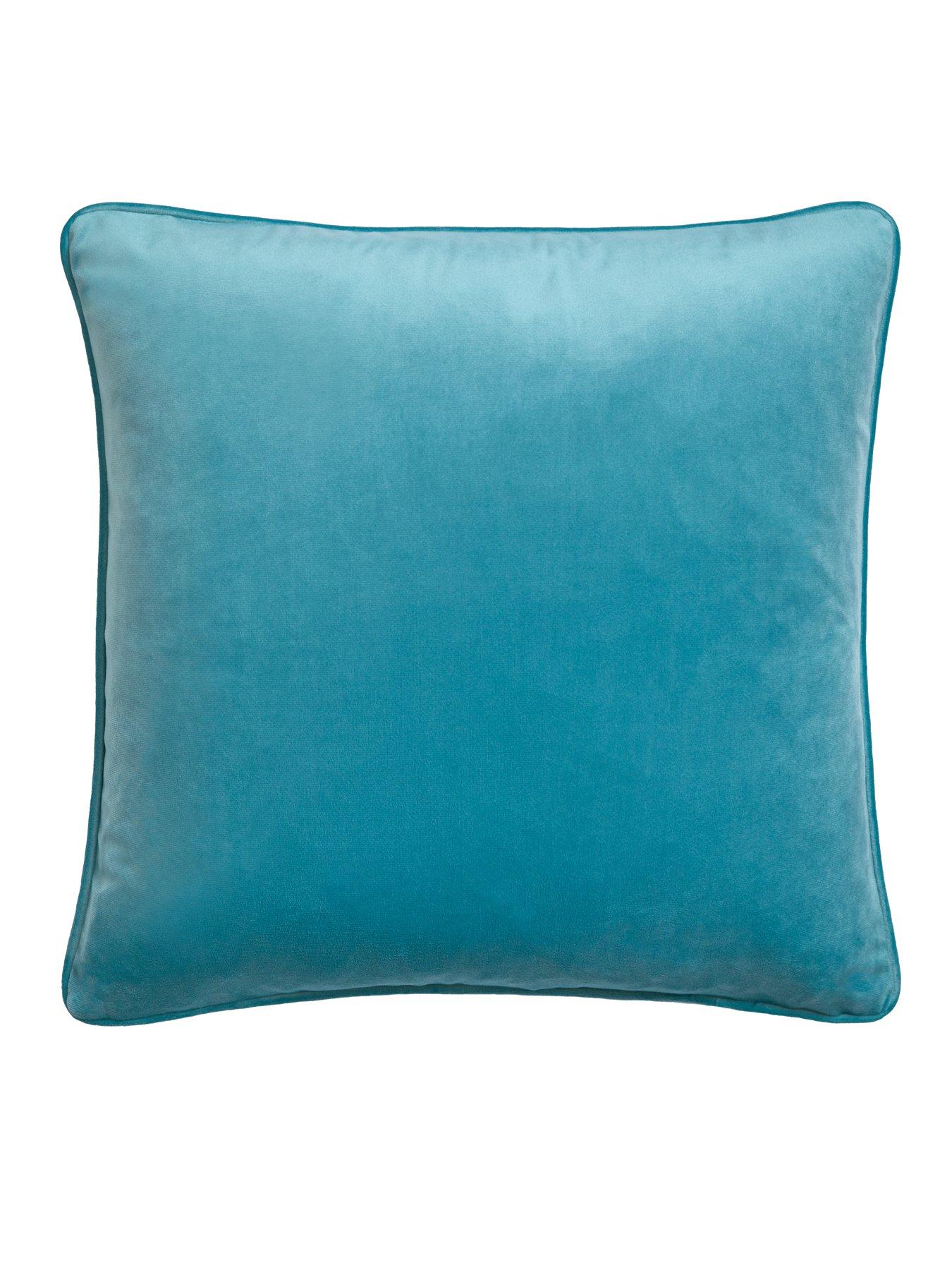 laurence-llewelyn-bowen-montrose-velvet-piped-cushionstillFront