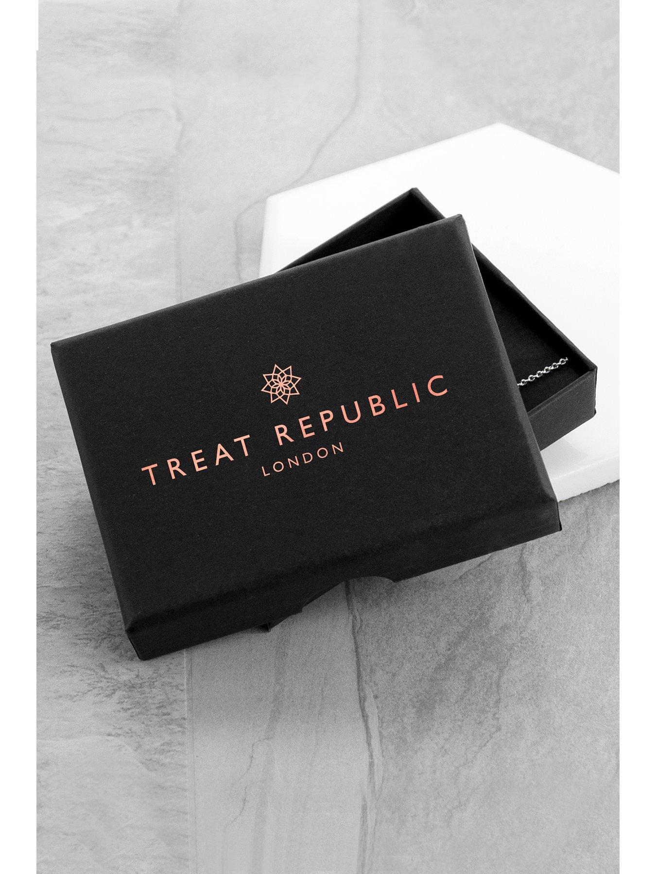 Image 4 of 4 of Treat Republic Personalised Matt Vertical Bar Necklace