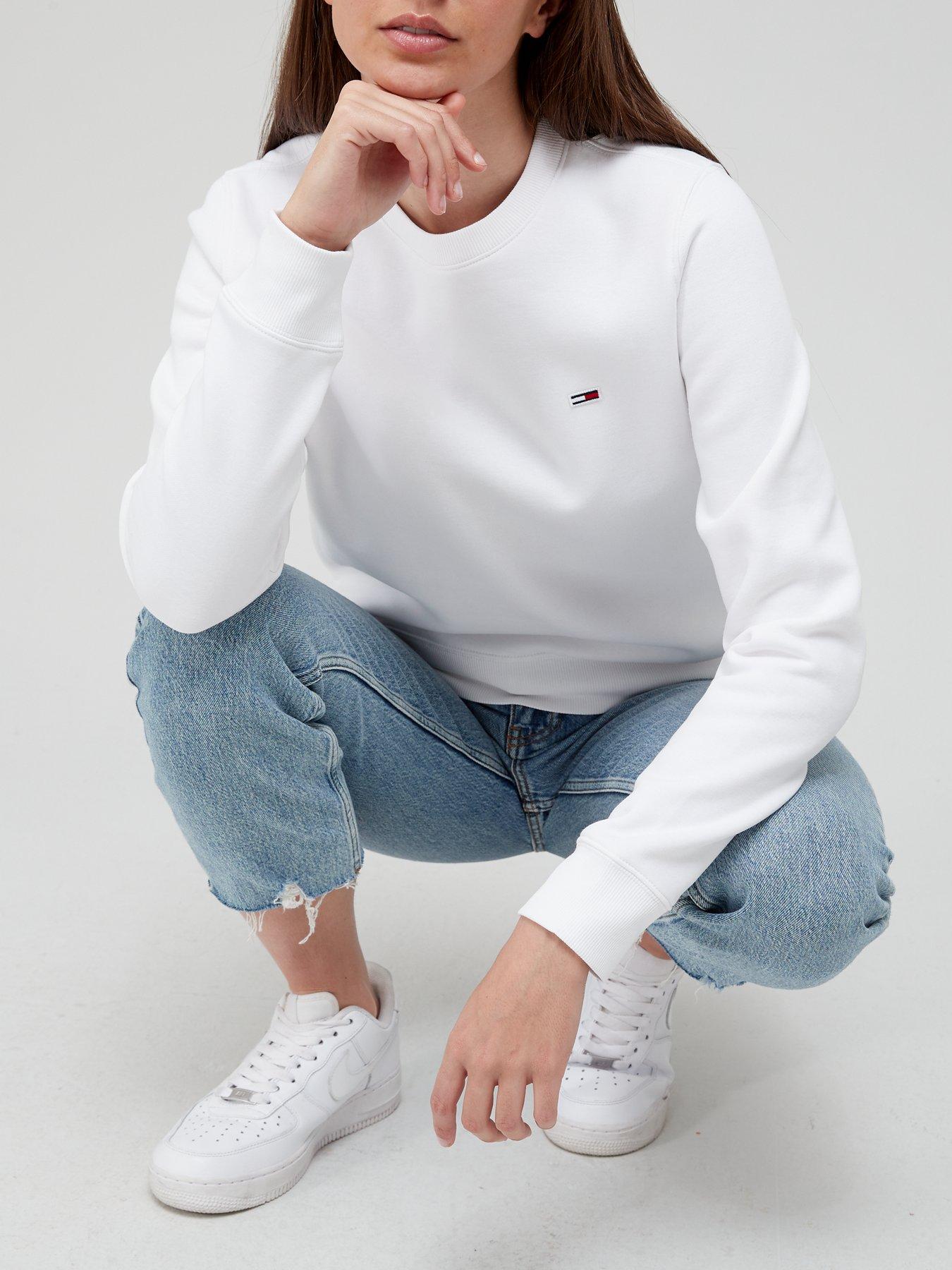 tommy-jeans-regular-fleece-small-logo-crew-sweat-whiteoutfit