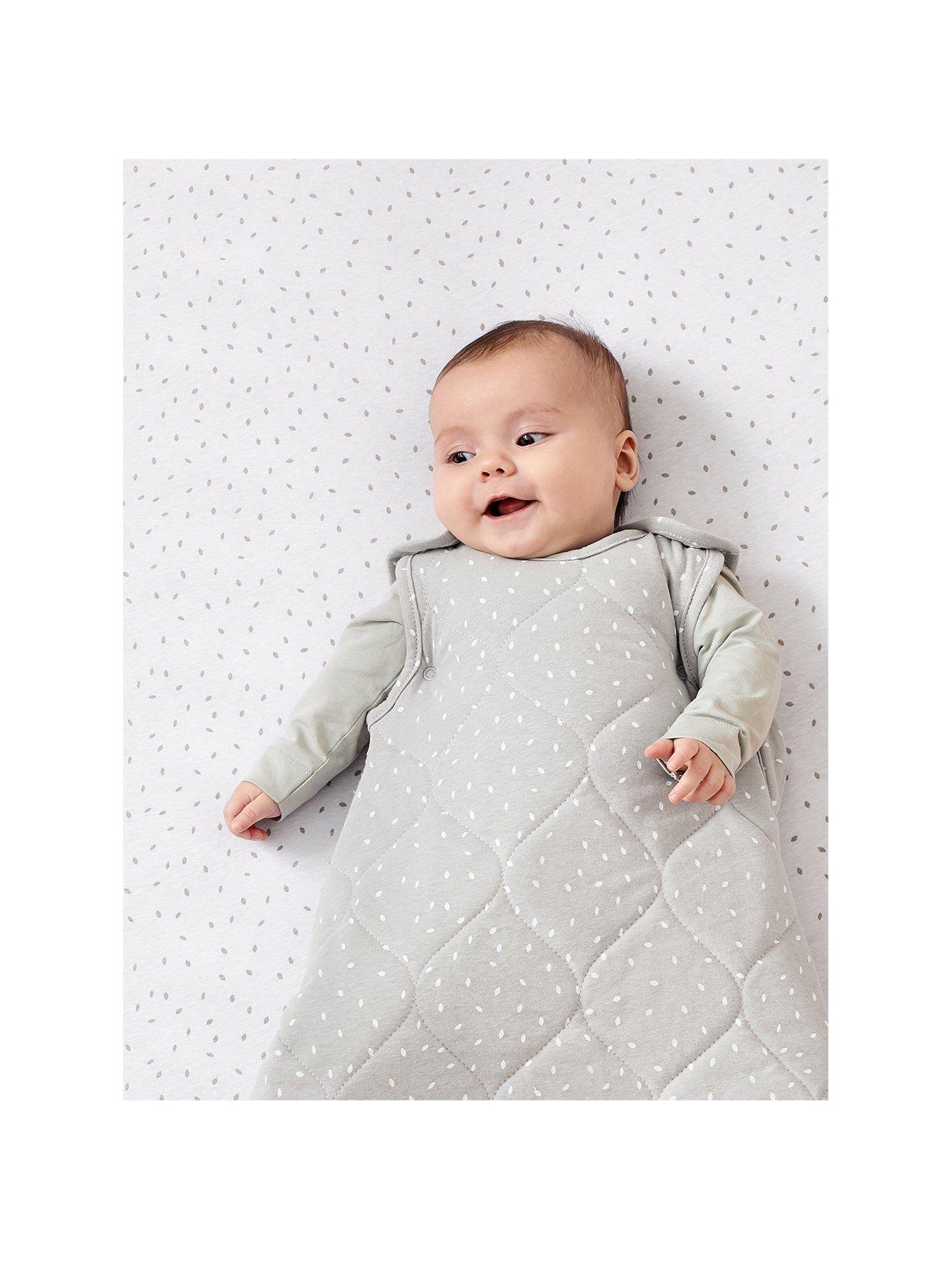 the-little-green-sheep-organic-baby-sleeping-bag-25-tog-0-6nbspmonthsfront