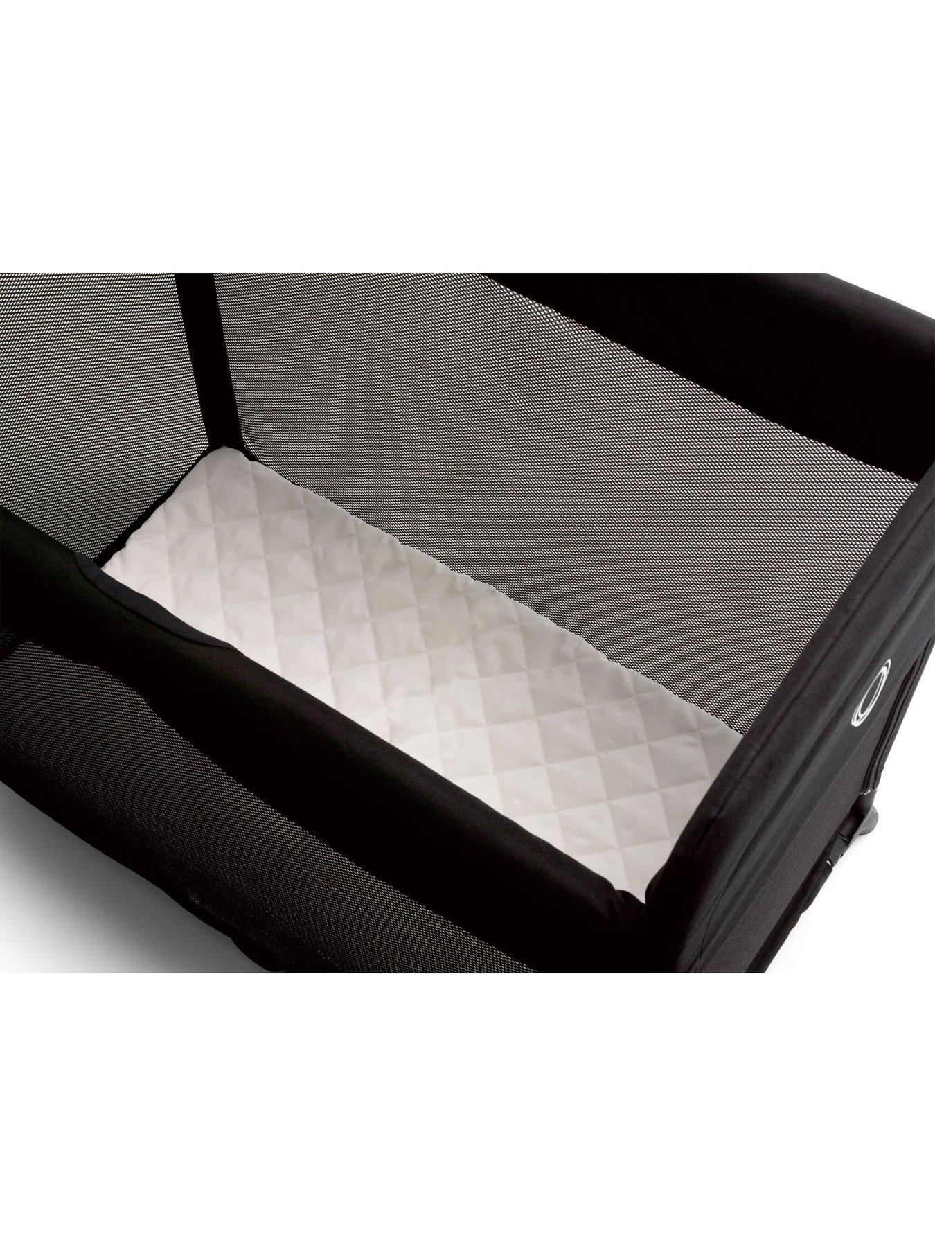 bugaboo-stardust-travel-cot-blackoutfit