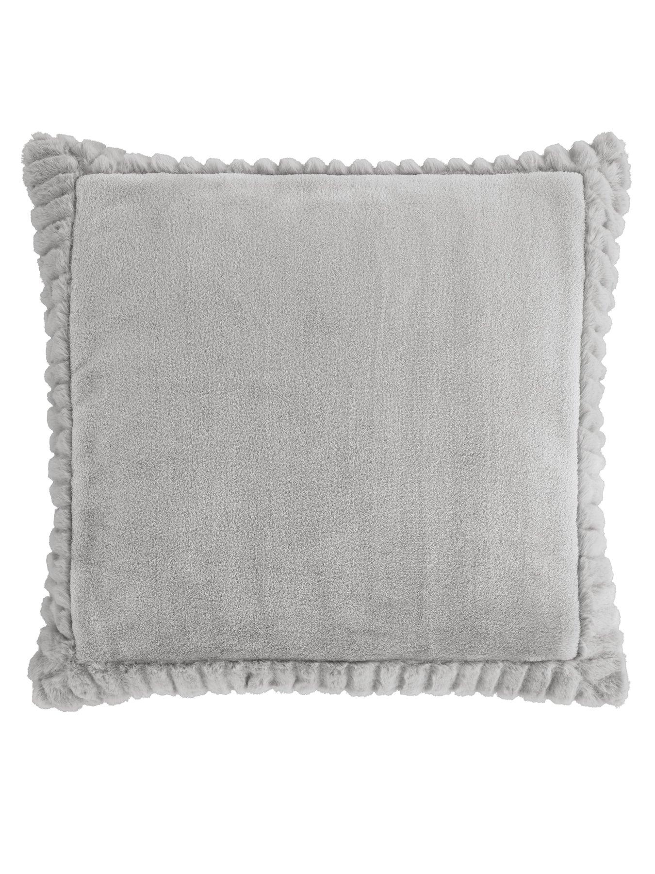 catherine-lansfield-velvet-amp-faux-fur-cushion