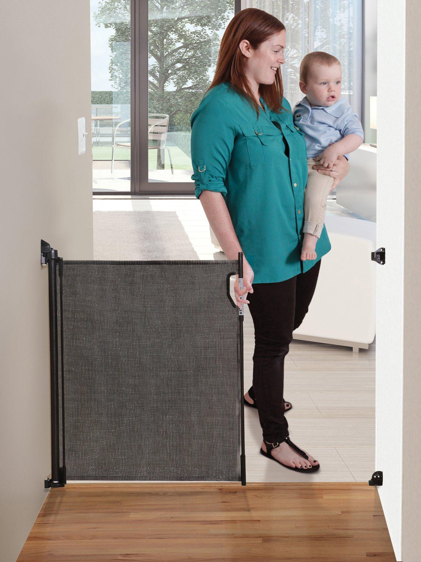 dreambaby-retractable-relocatable-gate-fits-gaps-0-140cm-blackmeshstillFront