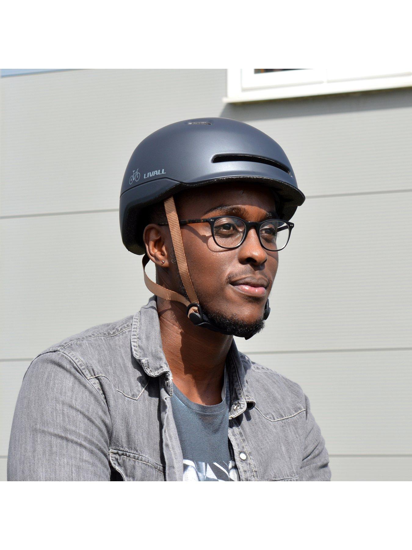 livall-livall-c20-smart-communter-helmet-blackoutfit