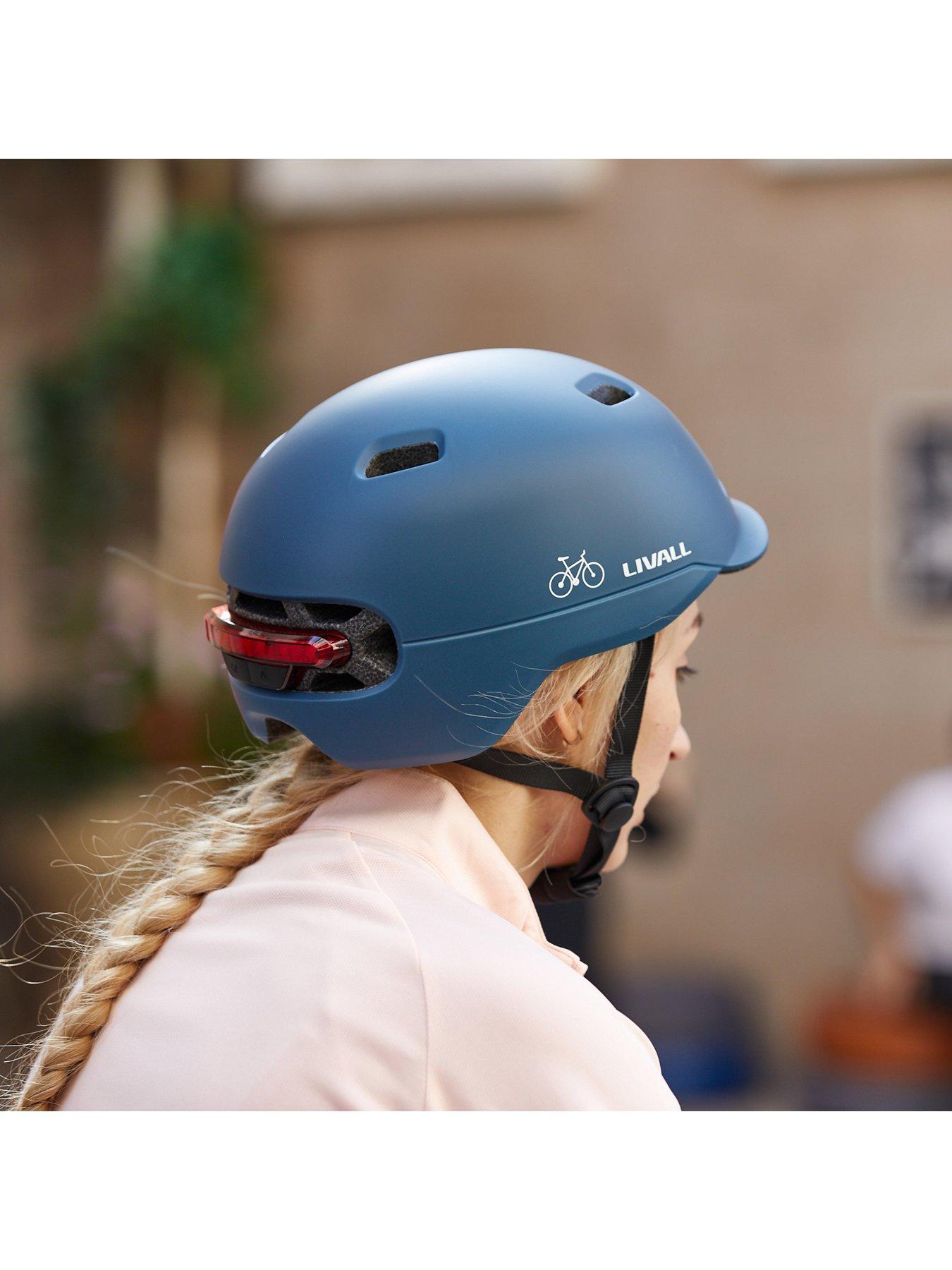 livall-livall-c20-smart-communter-helmet-blueoutfit