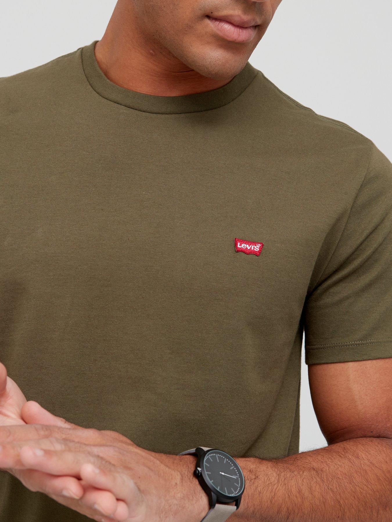 levis-original-logo-housemark-t-shirt-khakioutfit