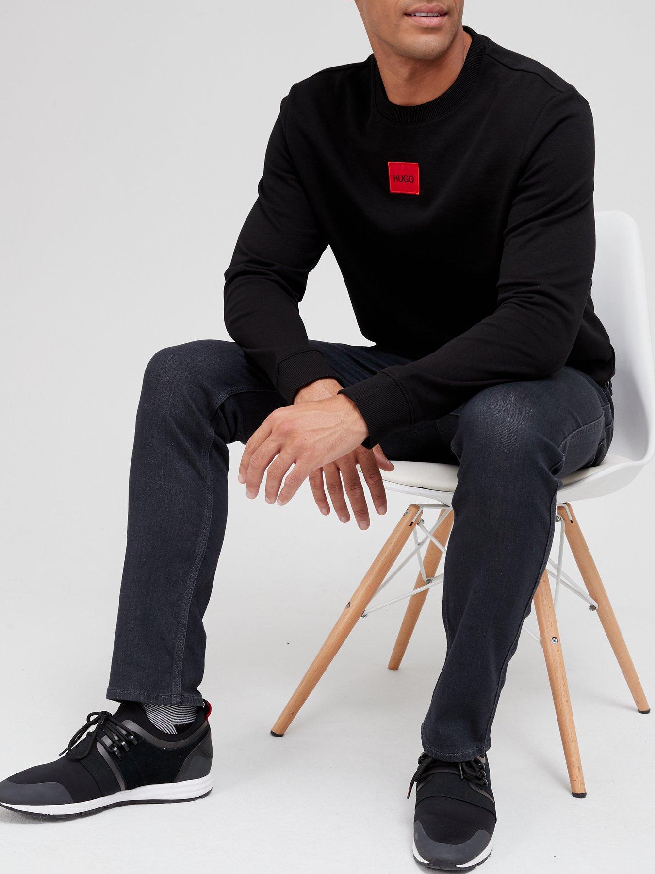 hugo-diragol-red-patch-logo-crew-sweat-blackoutfit