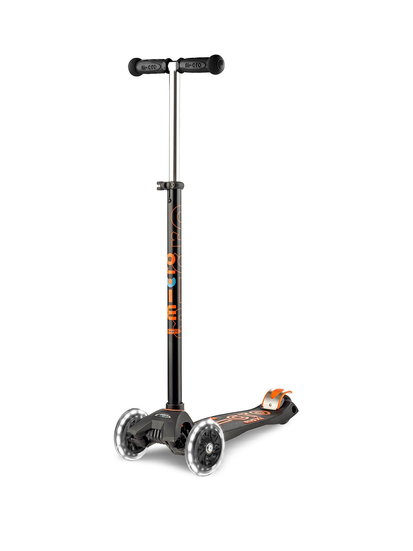 micro-scooter-maxi-deluxe-led-blackfront