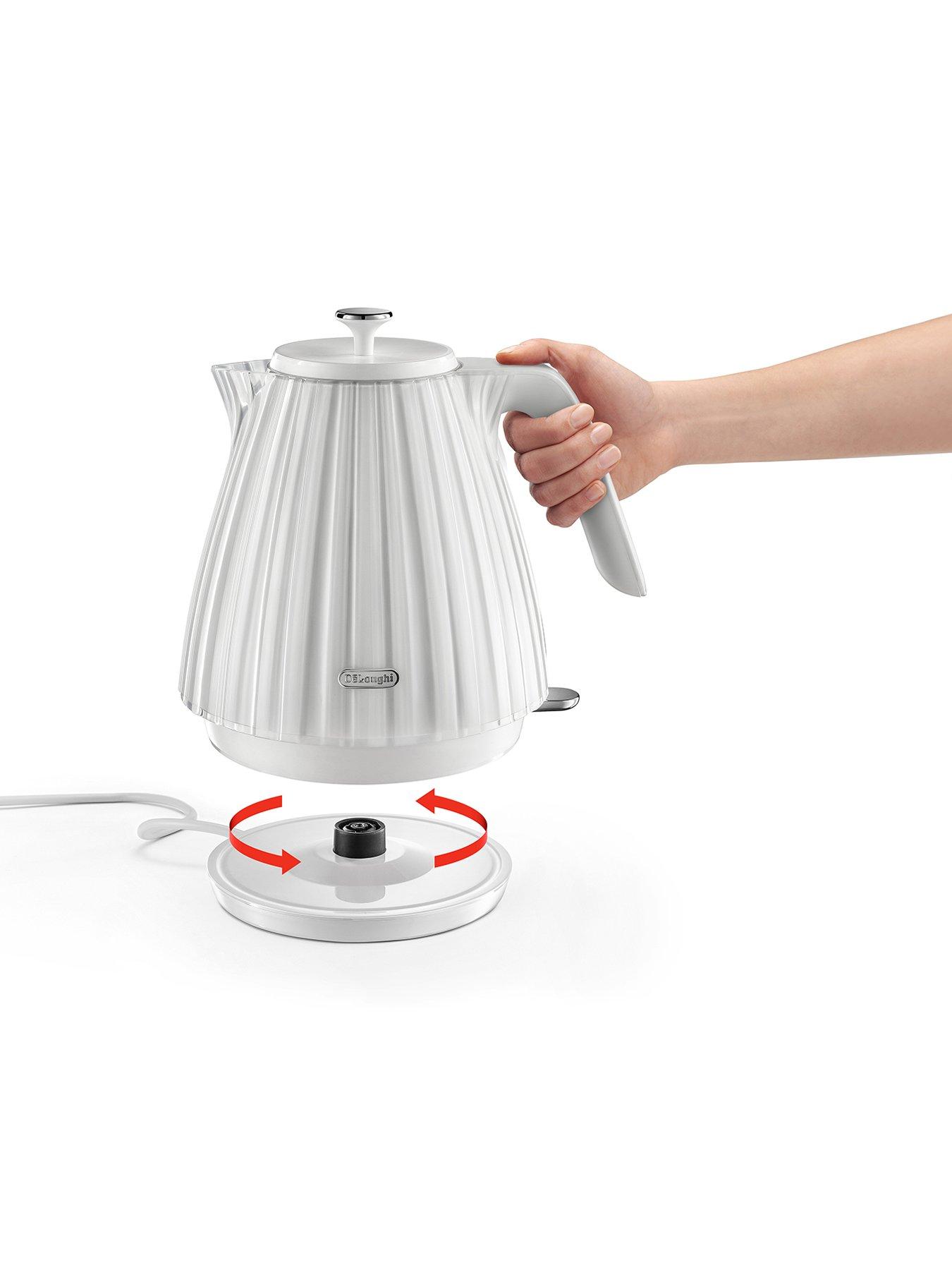 delonghi-ballerina-kettle-whiteoutfit