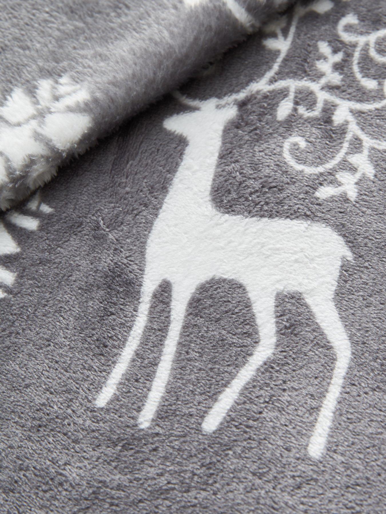 very-home-home-christmas-stag-throw-greyback