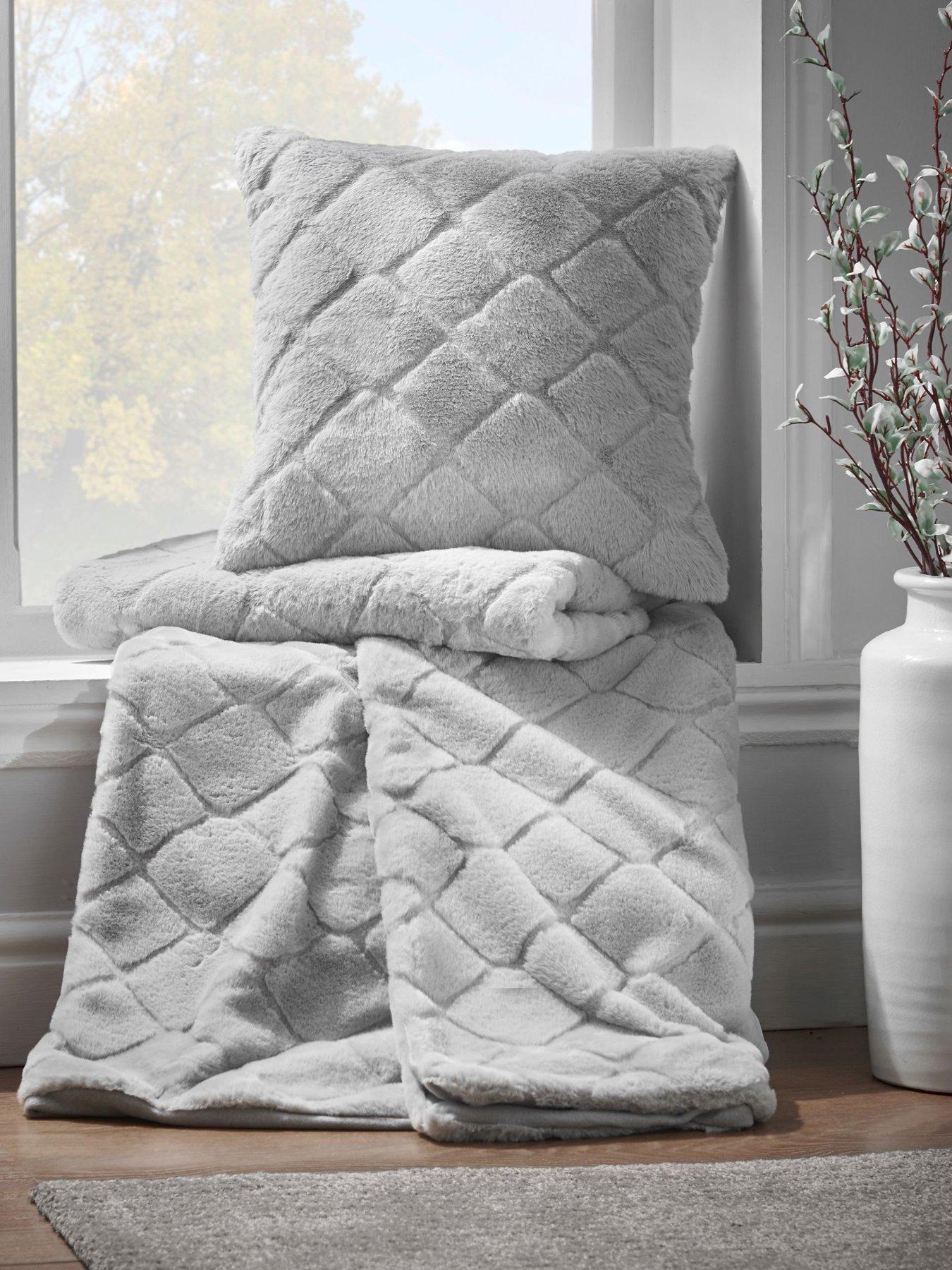 catherine-lansfield-cosy-diamond-throw-blushback