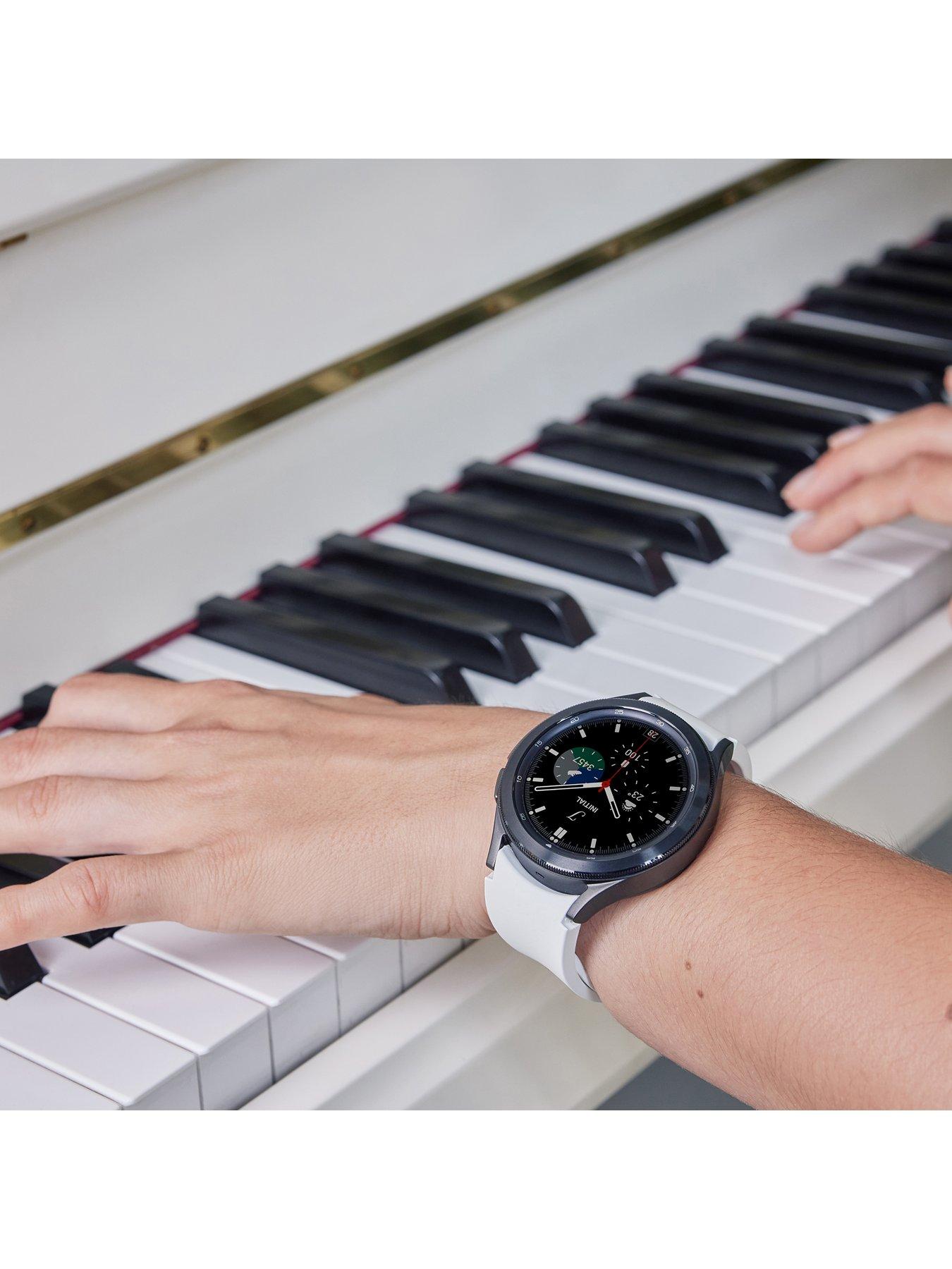 samsung-galaxy-watch-4-classic-gps-46mmoutfit