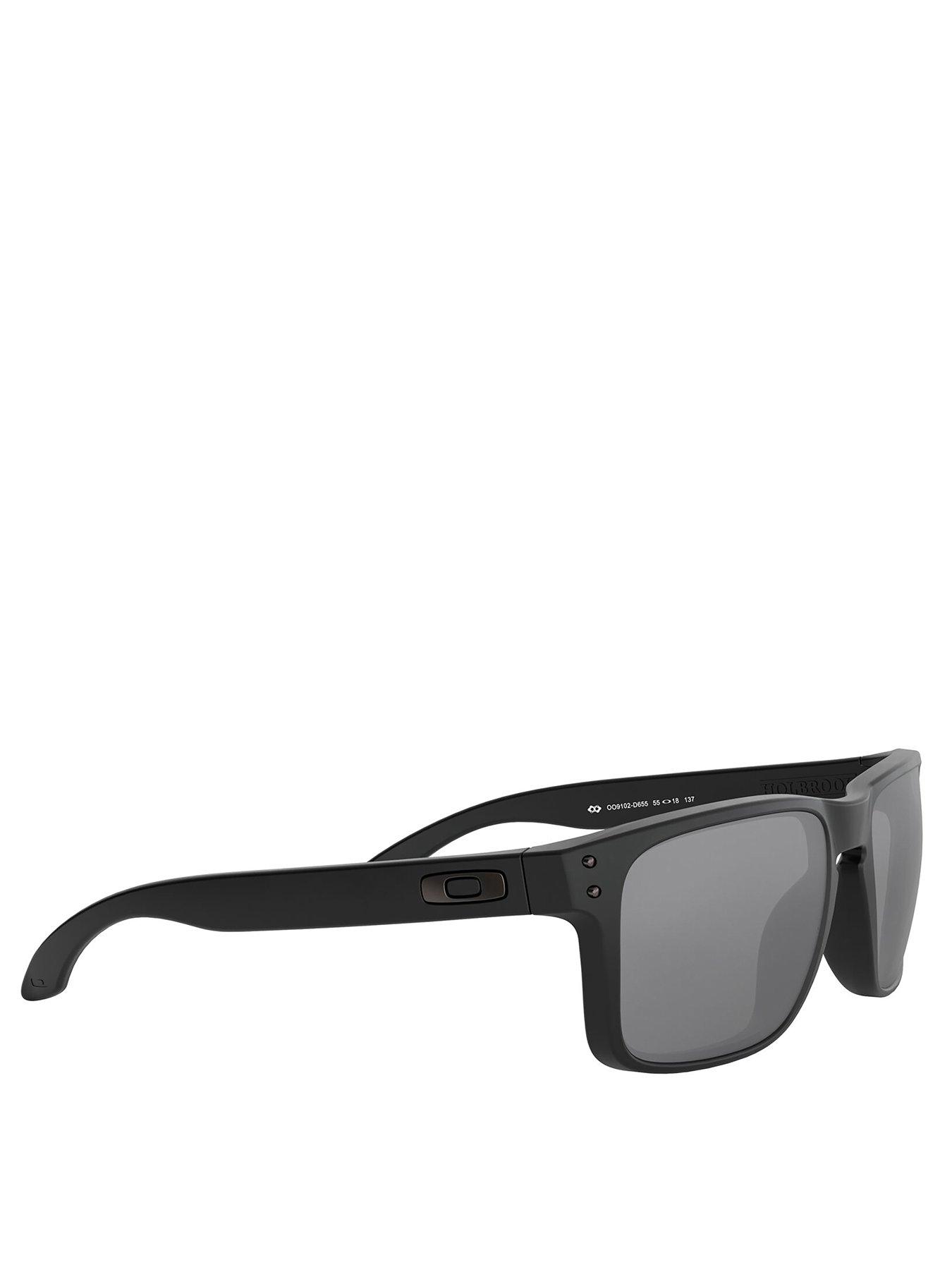 oakley-holbrook-rectangle-black-frame-grey-lens-sunglassesoutfit