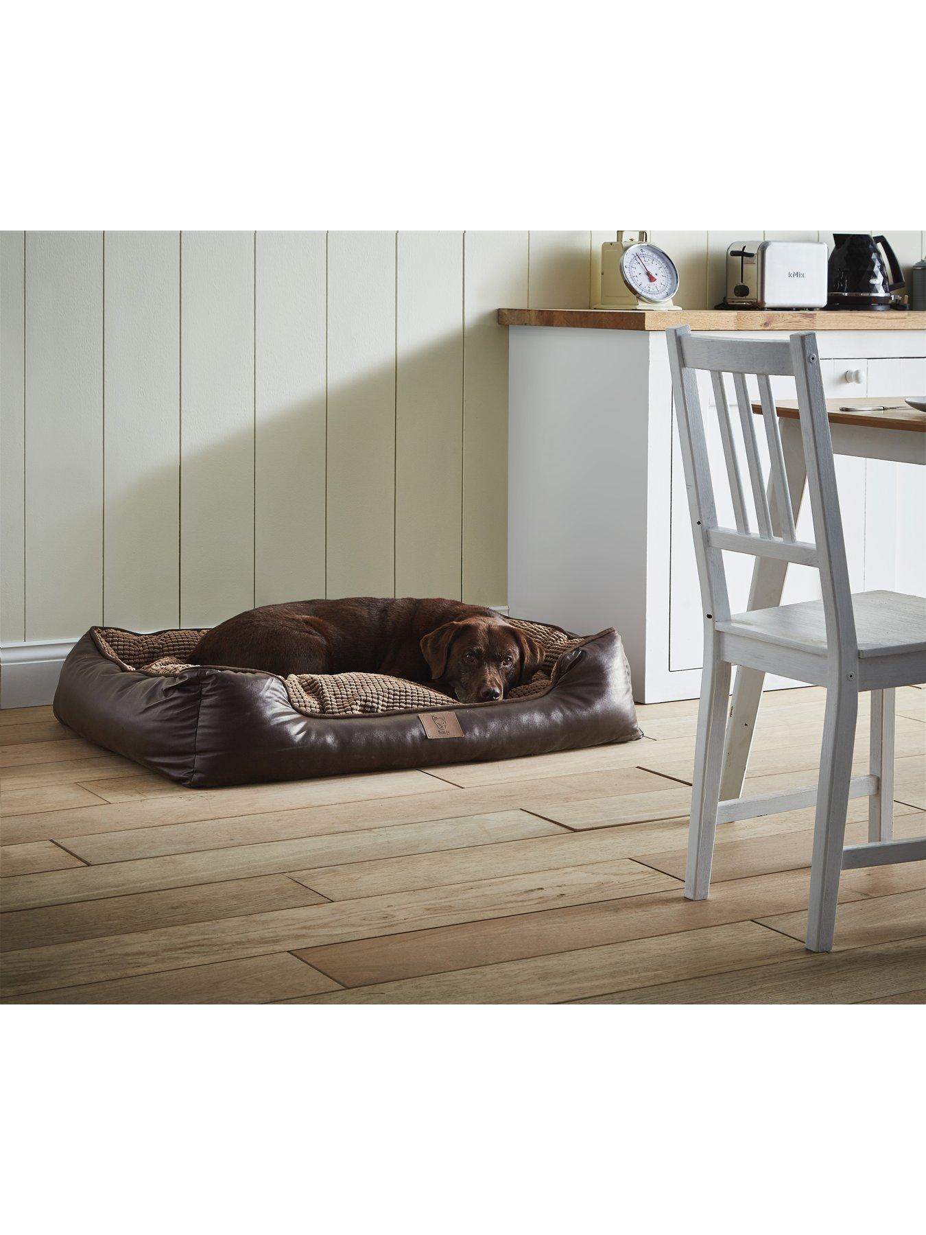 bunty-tuscan-faux-leather-pet-bed-browndetail