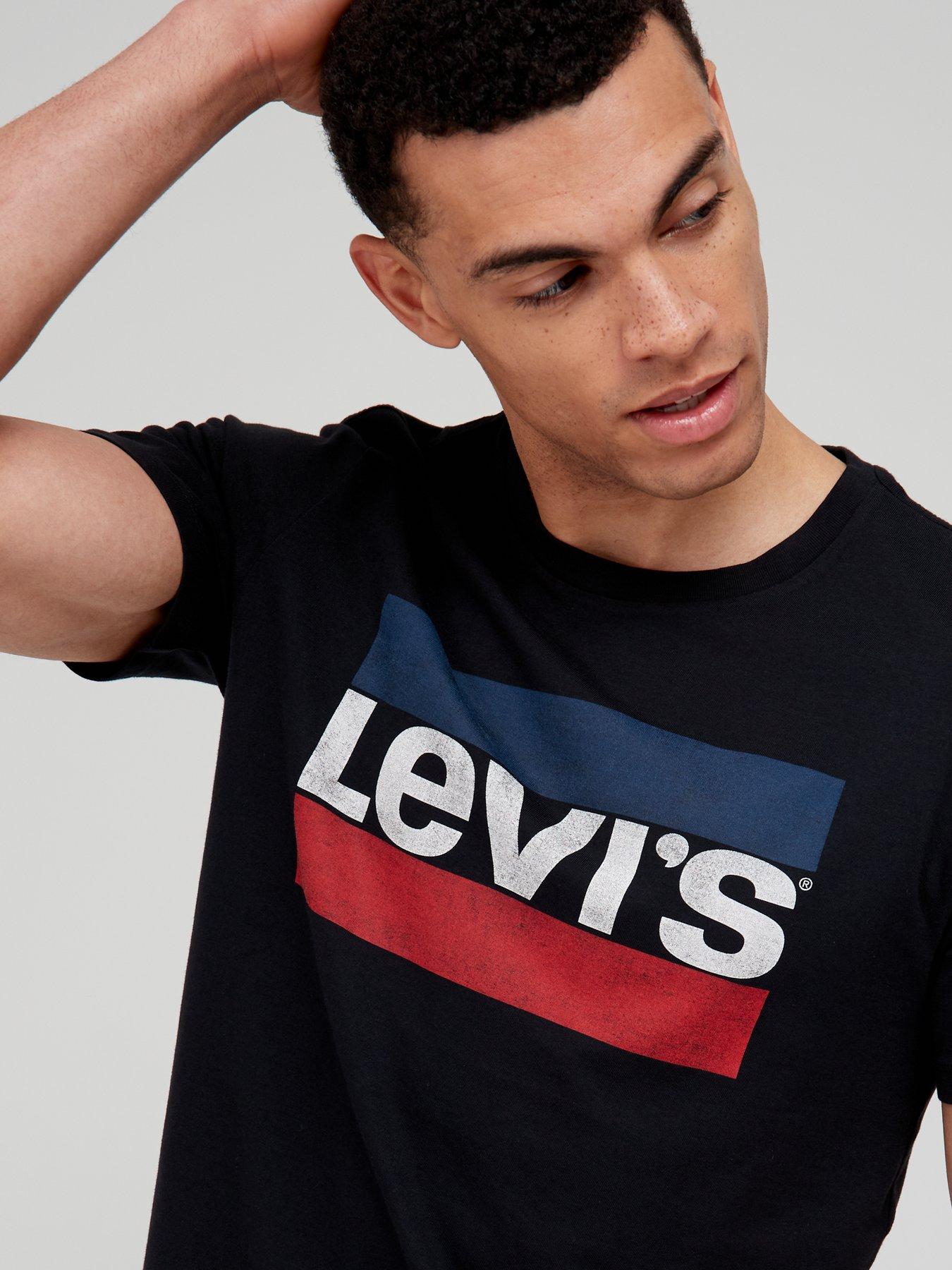 levis-sportswear-logo-t-shirt-blackoutfit