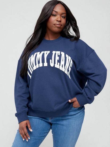 tommy-jeans-curve-relaxed-fit-college-jumper-navy