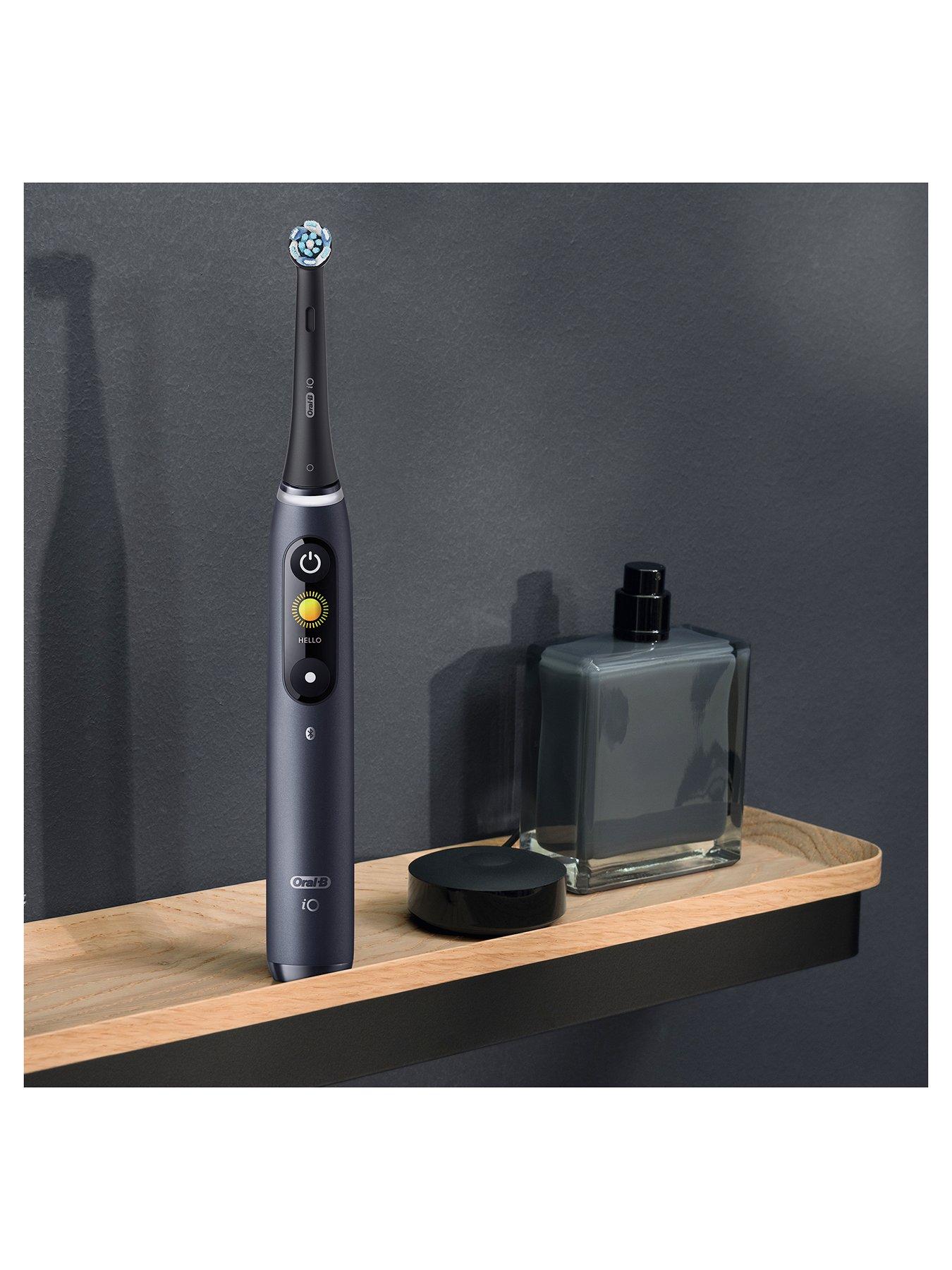 oral-b-io8-black-electric-toothbrush-travel-caseback