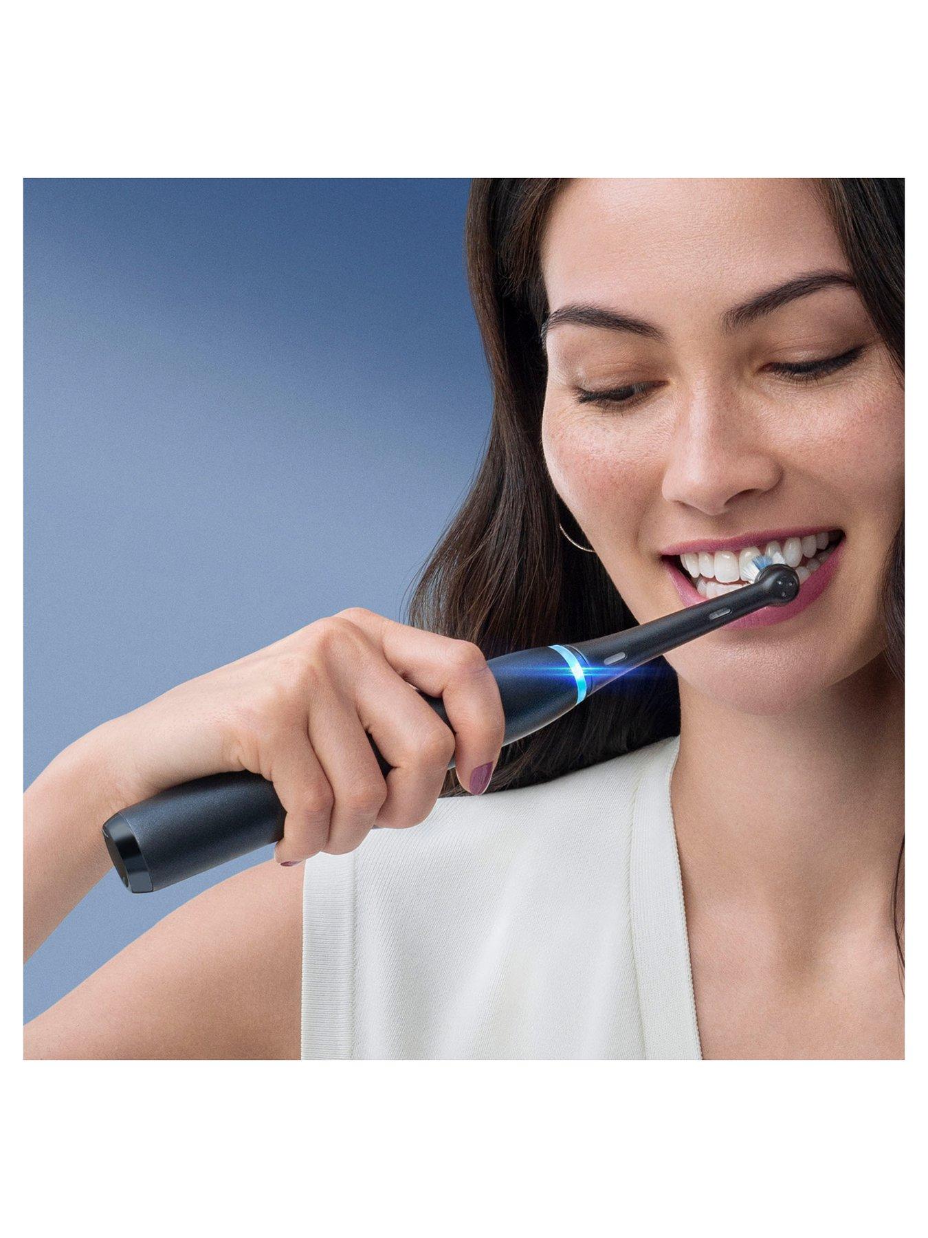 oral-b-io8-black-electric-toothbrush-travel-casedetail