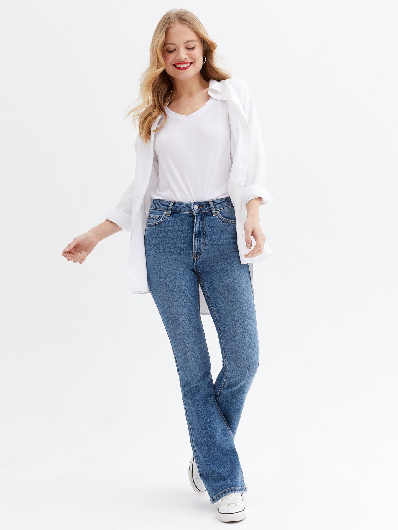 New Look Mid Rise Flared Jeans - Mid Wash