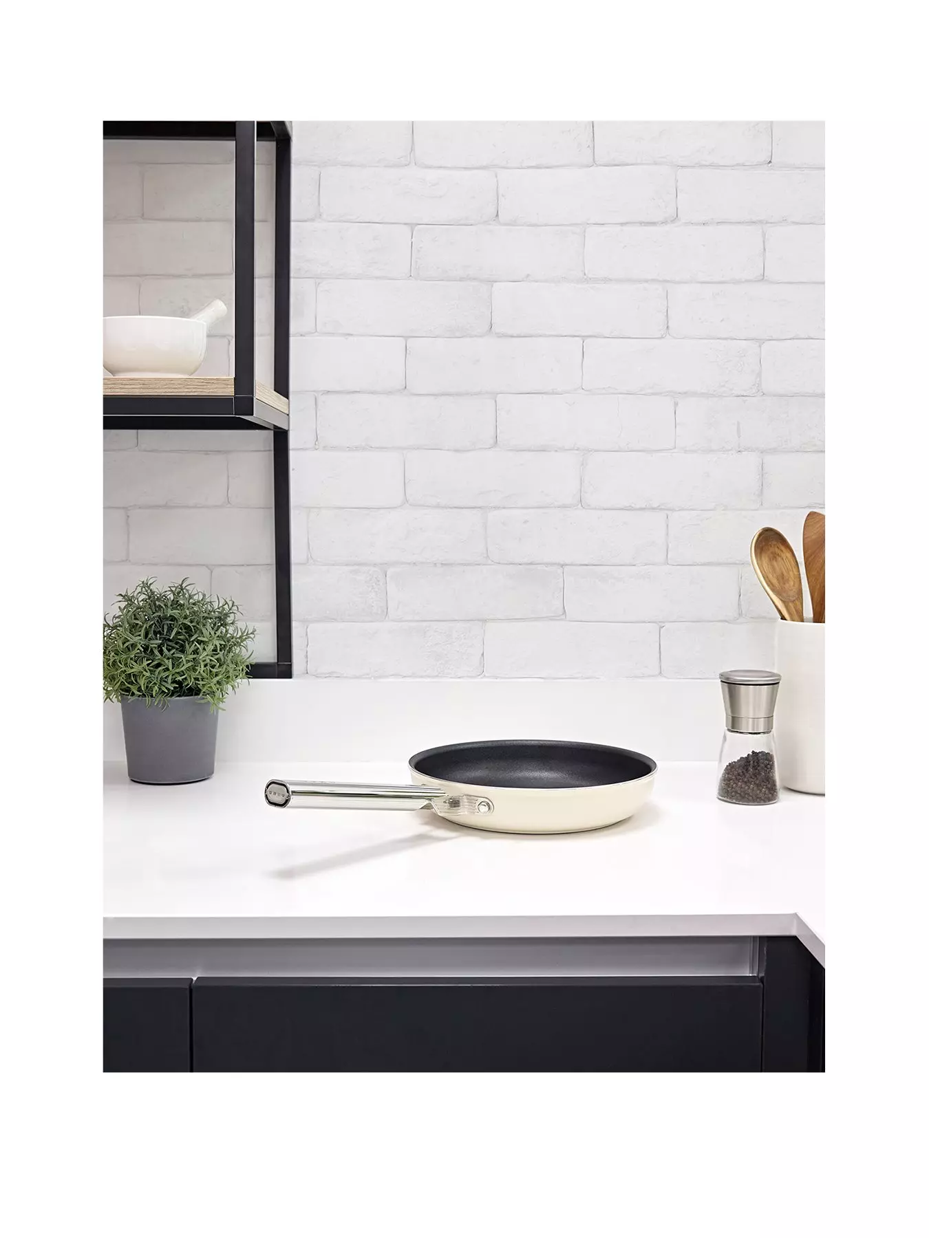 https://media.very.ie/i/littlewoodsireland/UG6YL_SQ1_0000000067_CREAM_SLf/smeg-frypan-24cm.jpg?$180x240_retinamobilex2$&$roundel_lwireland$&p1_img=vav_vyi_black&fmt=webp