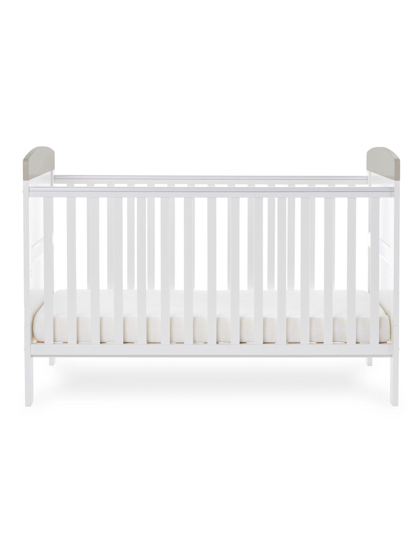 obaby-guess-how-much-i-love-you-cot-bed--to-the-moon-amp-backdetail