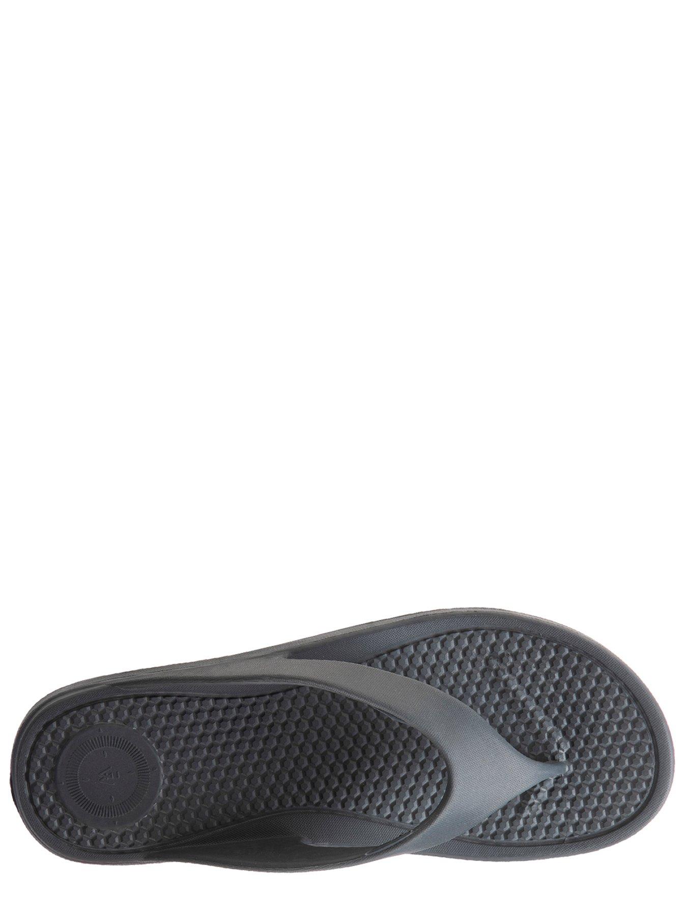 totes-mens-solbounce-toe-post-sandal-greyoutfit