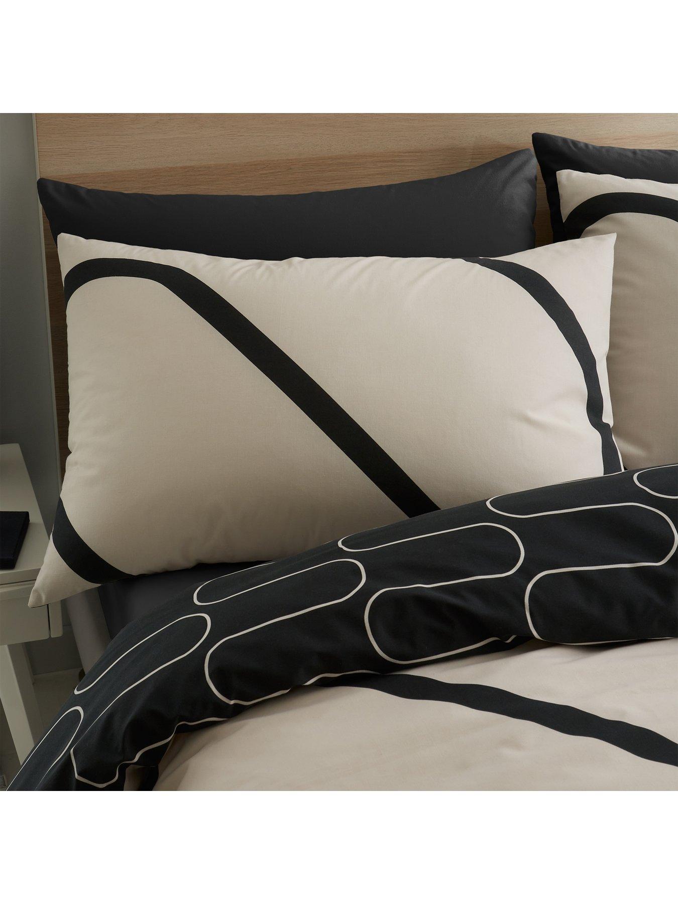 catherine-lansfield-linear-curve-duvet-cover-set-blackoutfit