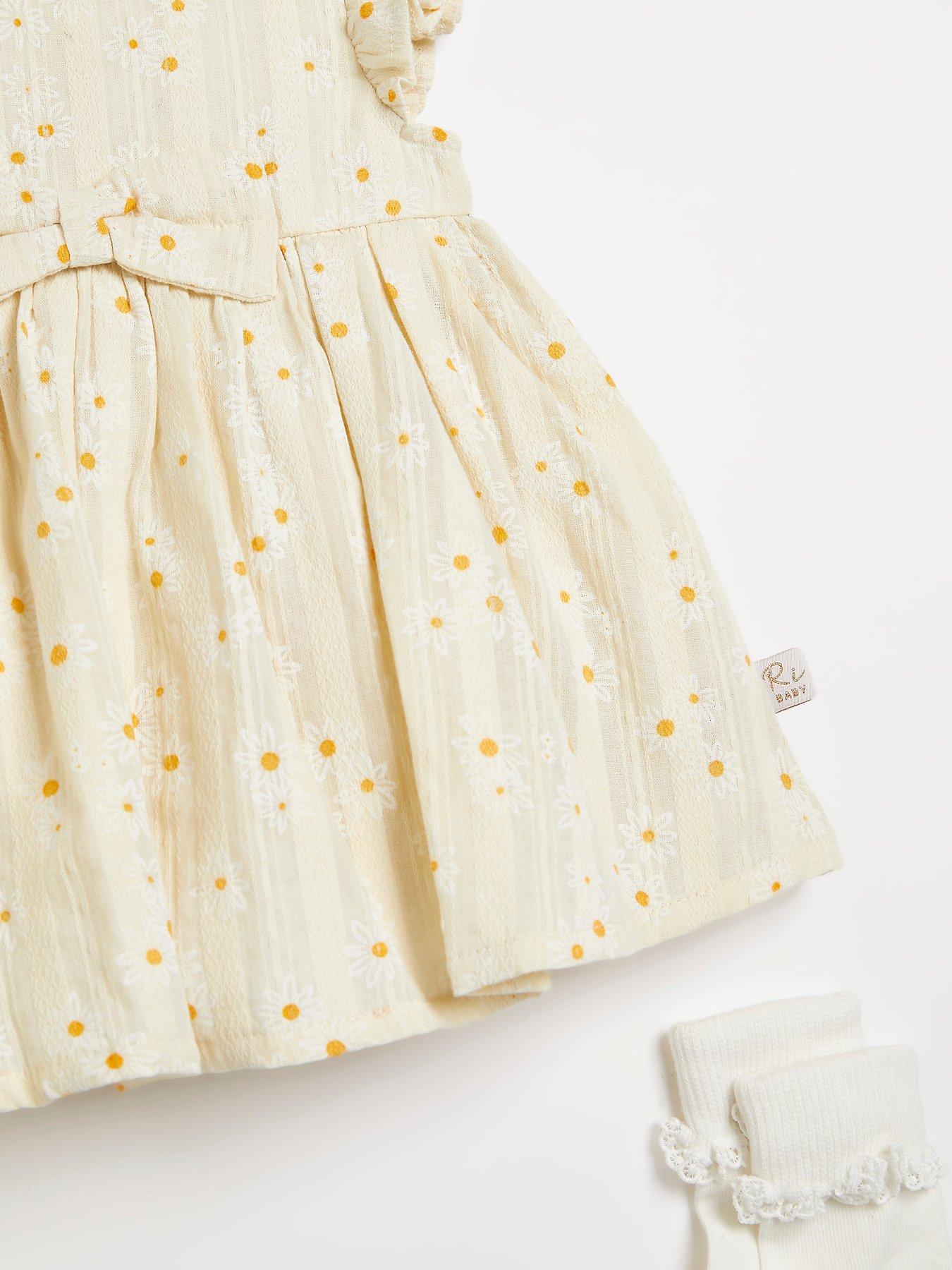 river-island-baby-baby-girls-textured-daisy-dress-yellowoutfit