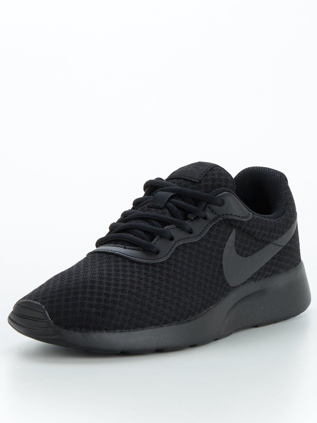 Black nike best sale trainers tanjun