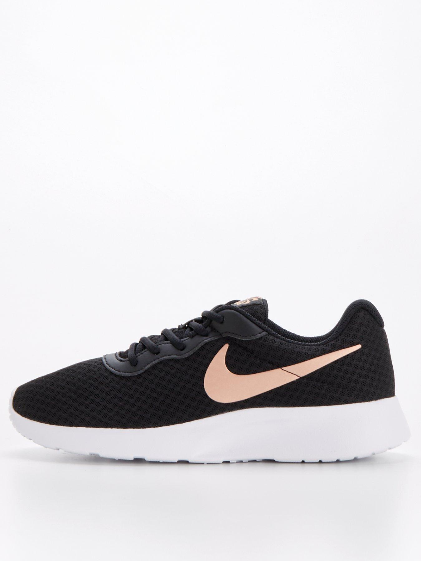 Nike tanjun hotsell black and gold