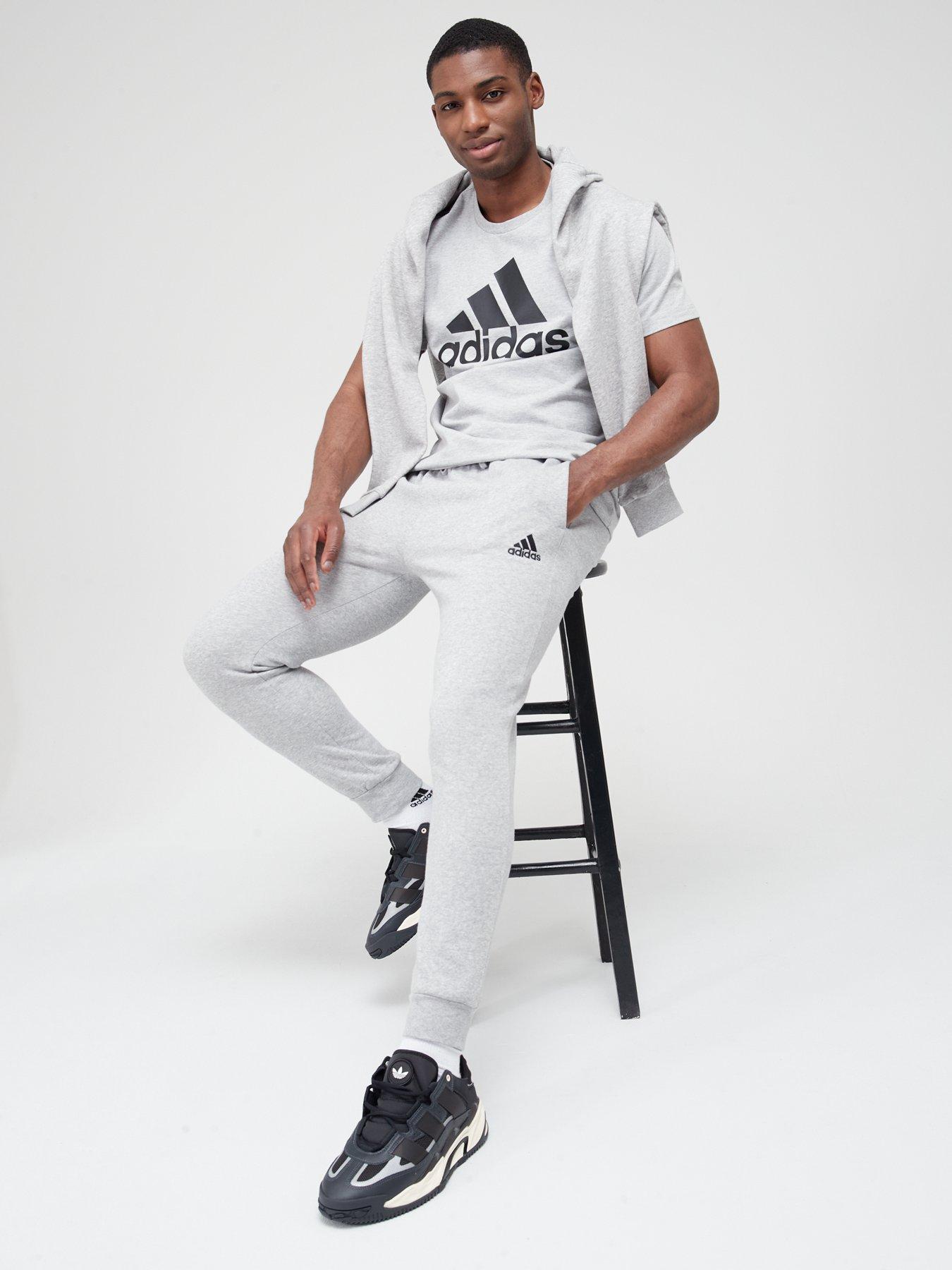 adidas-sportswear-essentials-fleece-regular-tapered-joggers-greyblackoutfit