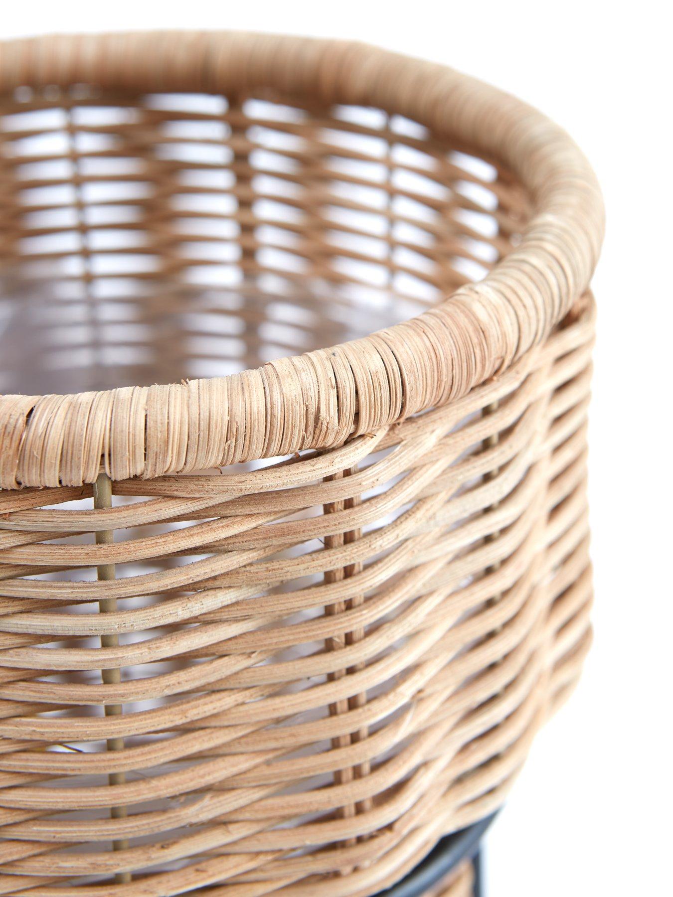 the-very-collection-rattan-planter-on-metal-standdetail
