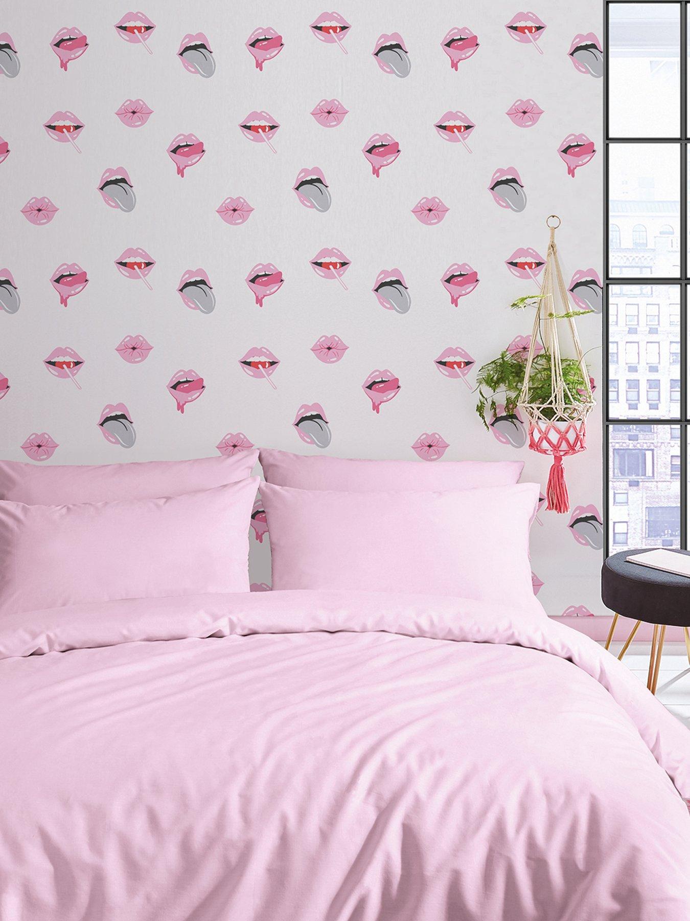 undefined Sassy B Lip Service Wallpaper