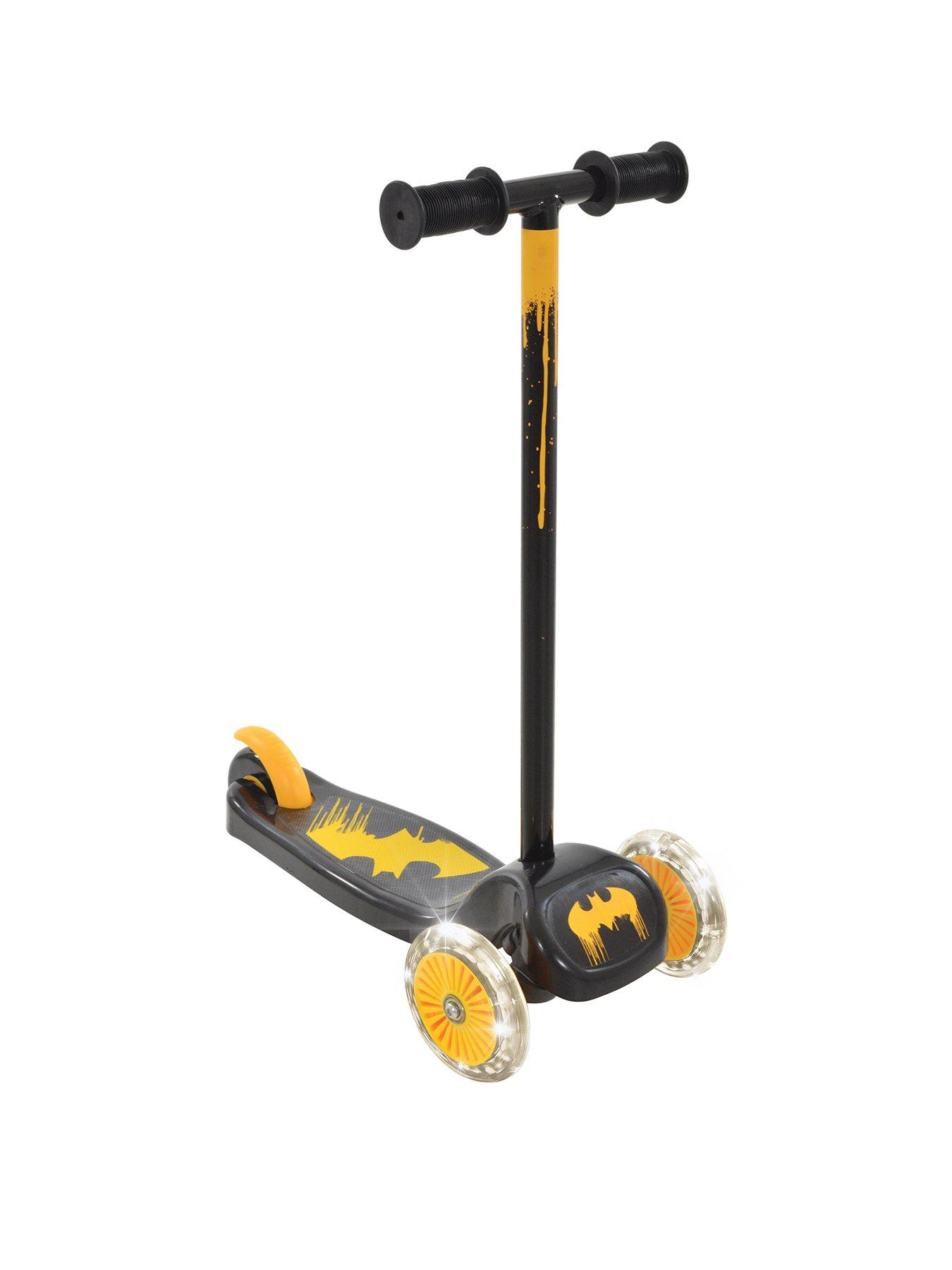 batman-tilt-n-turn-scooter-with-lights-2022stillFront