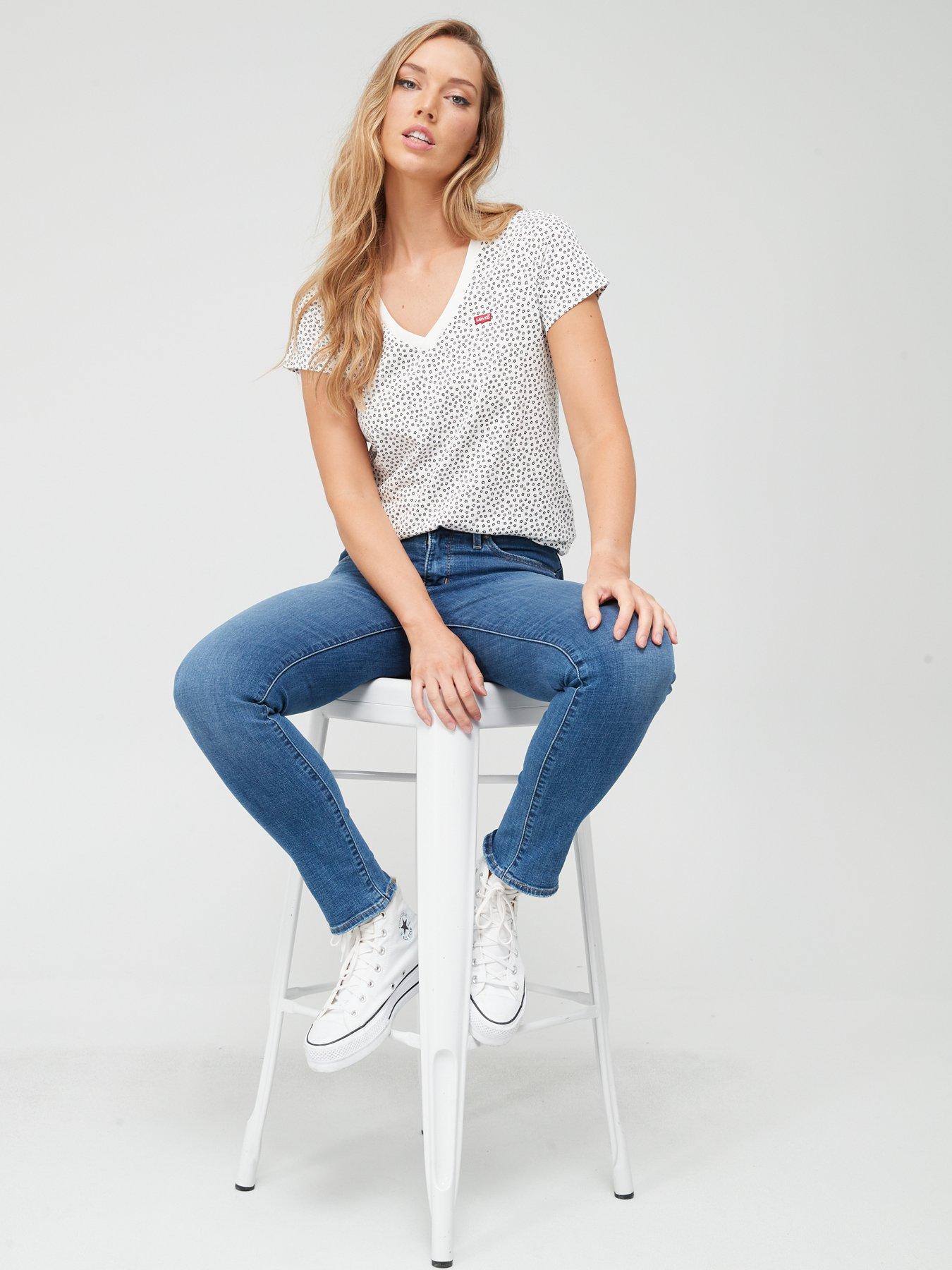 levis-perfect-vneck-printoutfit