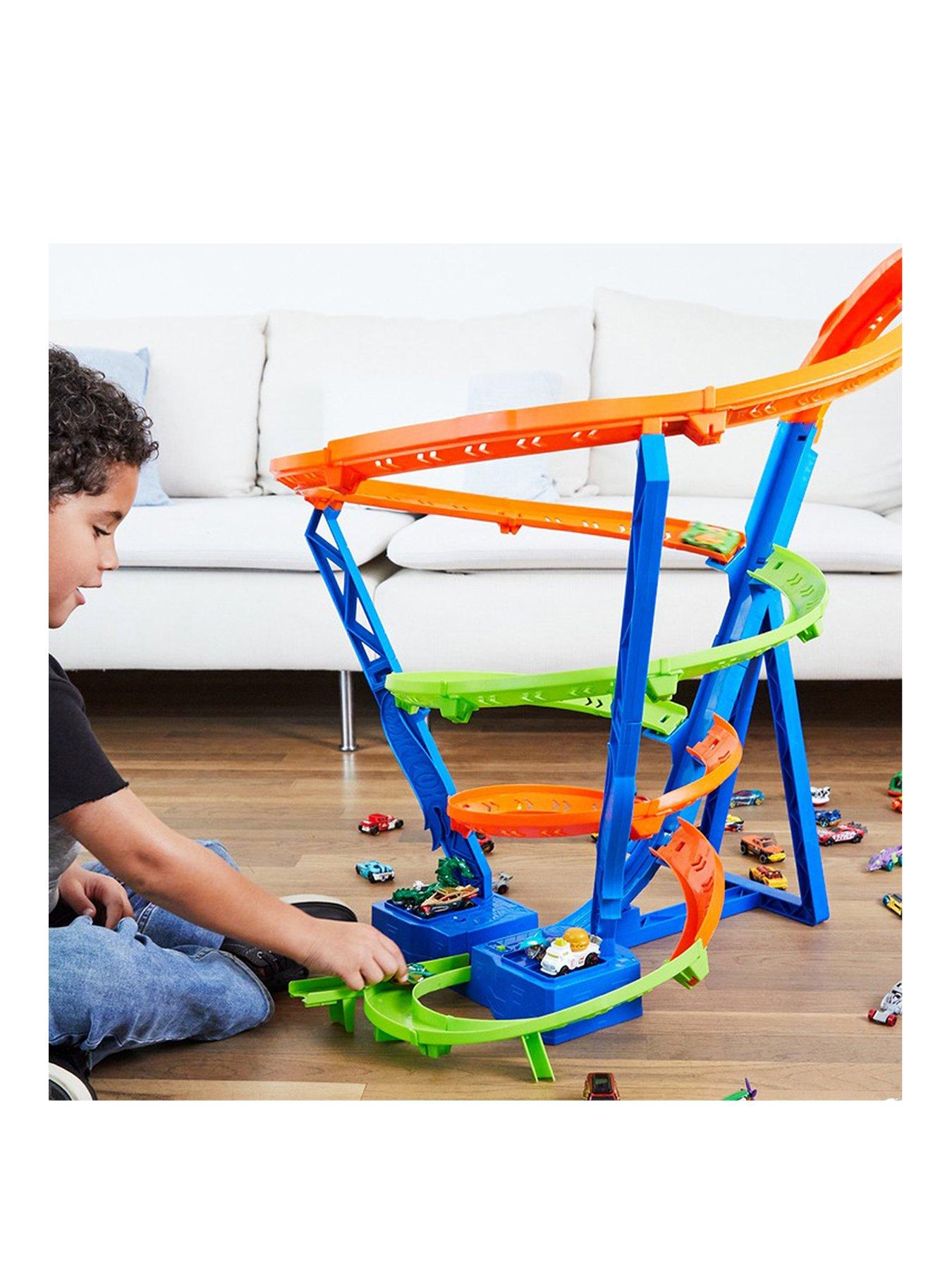 Hot Wheels Massive Loop Mayhem Track Set with Huge 28-Inch Wide Track Loop  Slam Launcher, Battery Box & 1 1:64 Scale Car