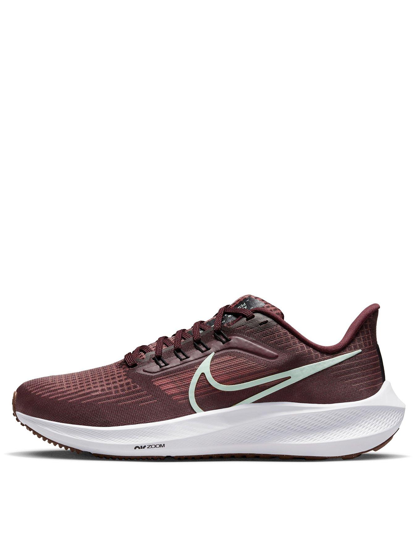 Nike berry clearance trainers