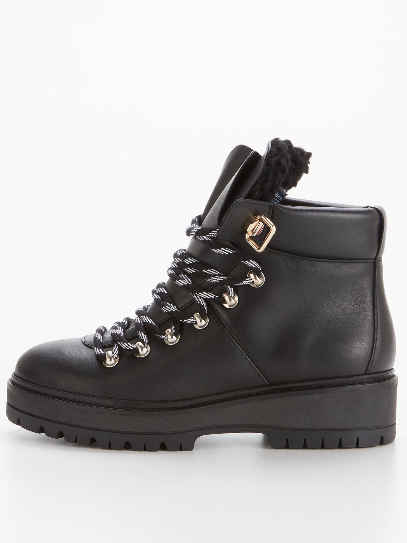 Very flat boots 2025