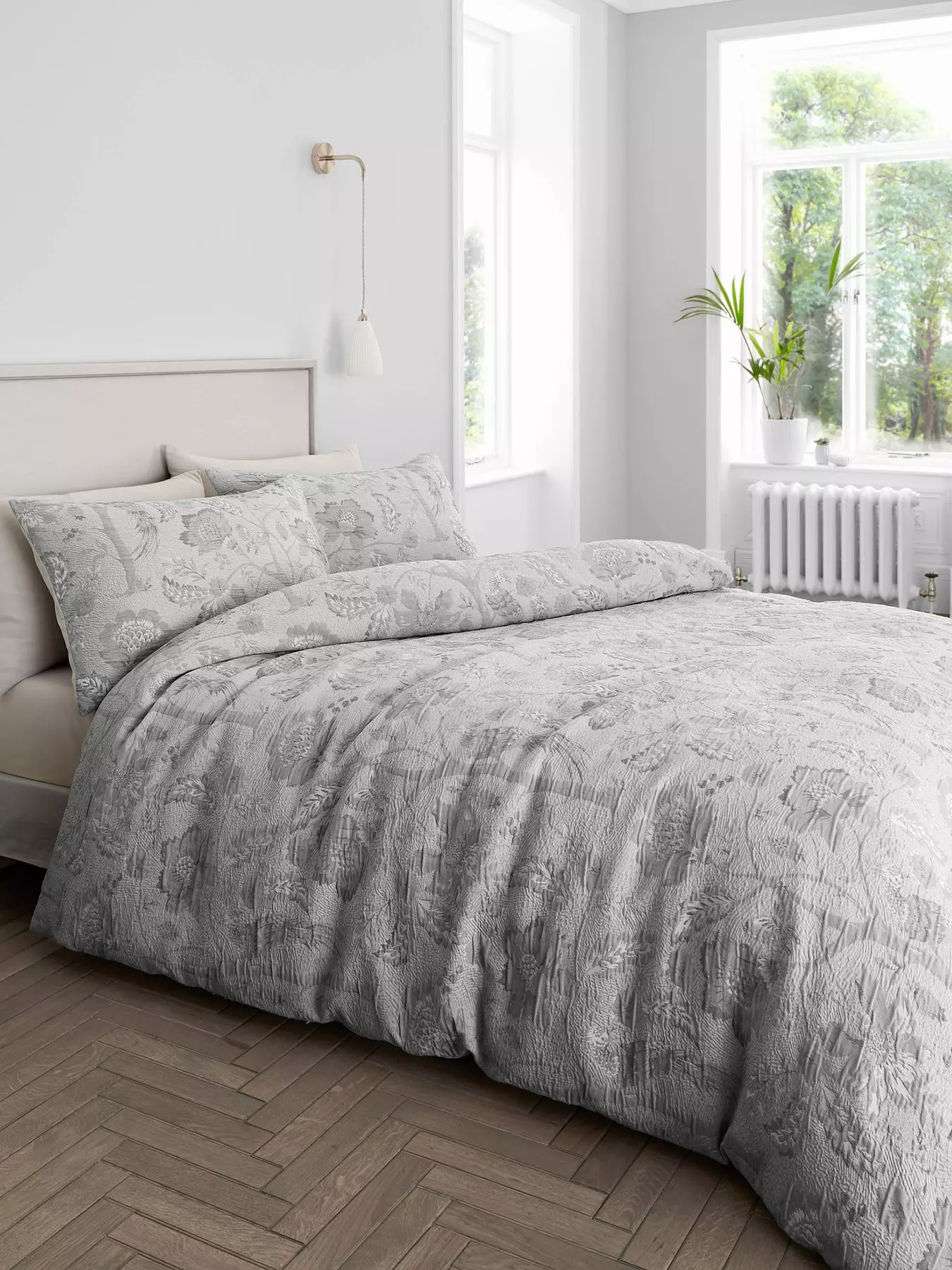 https://media.very.ie/i/littlewoodsireland/V48P3_SQ1_0000000005_GREY_RSr/hyperion-elena-floral-duvet-cover-set-silver-grey.jpg?$180x240_retinamobilex2$&$roundel_lwireland$&p1_img=vsp_pink&fmt=webp