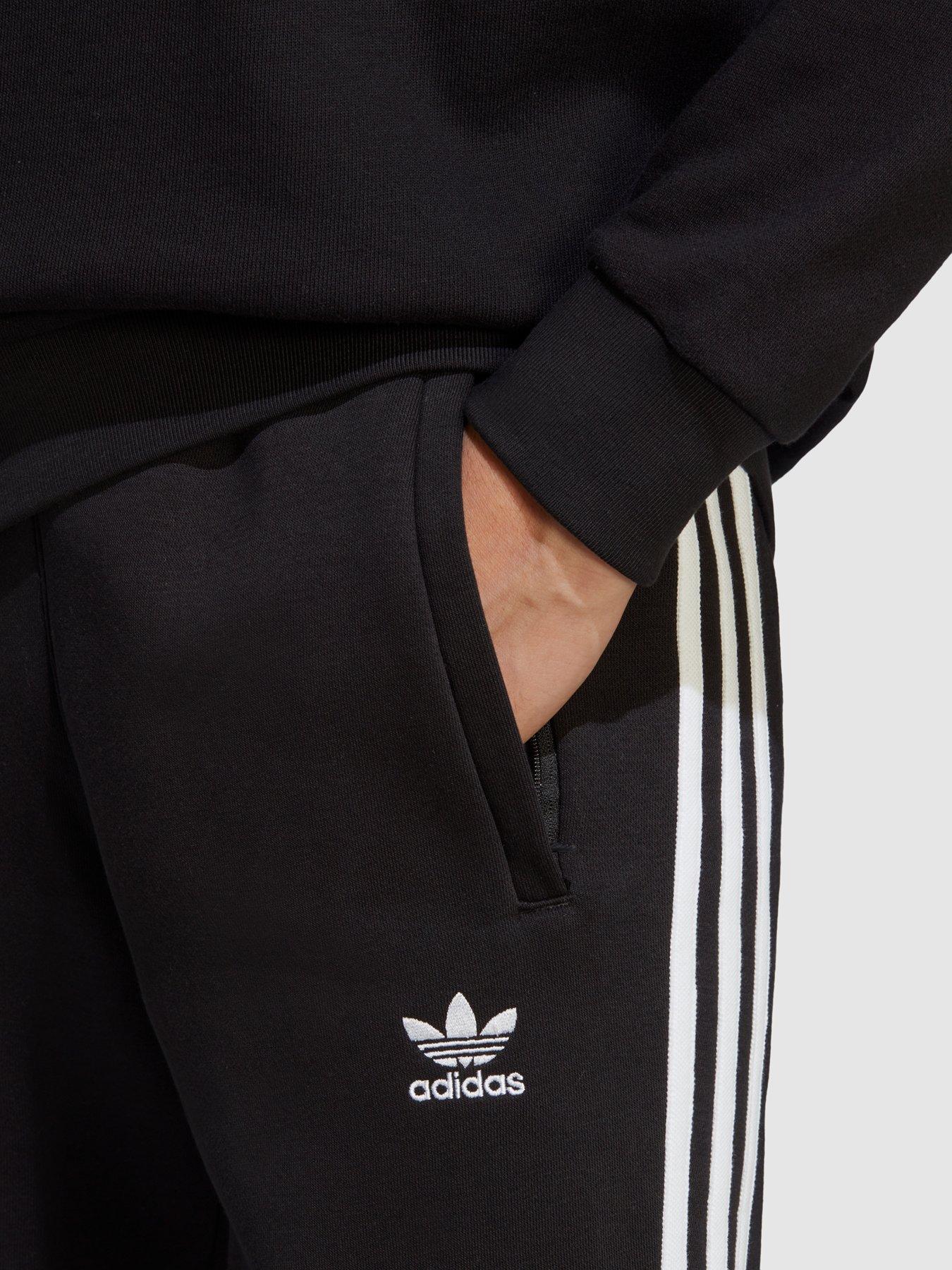 adidas-originals-adicolor-classics-trefoil-crewneck-sweatshirt-blackoutfit