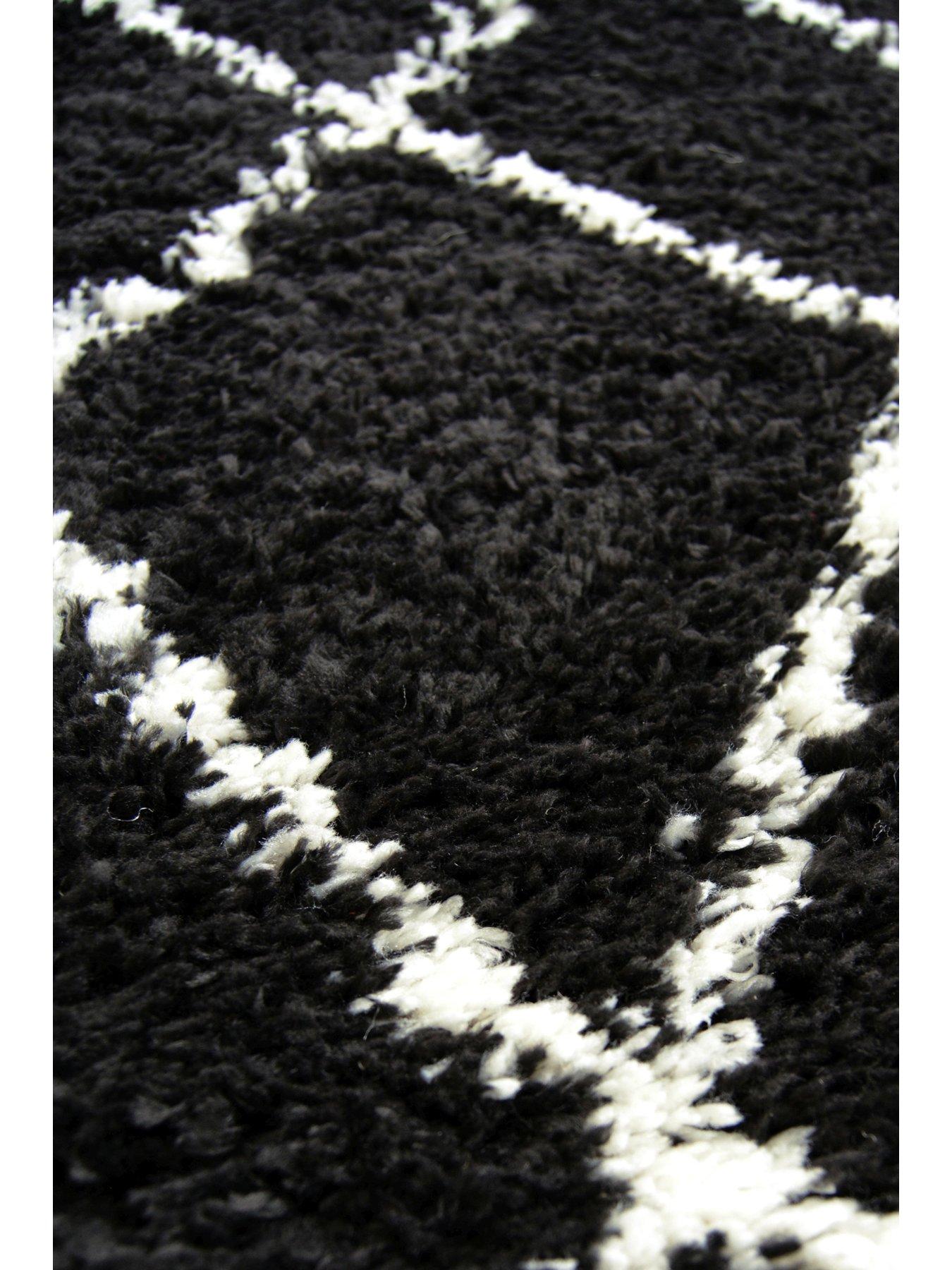 very-home-snug-diamonds-rug-blackoutfit