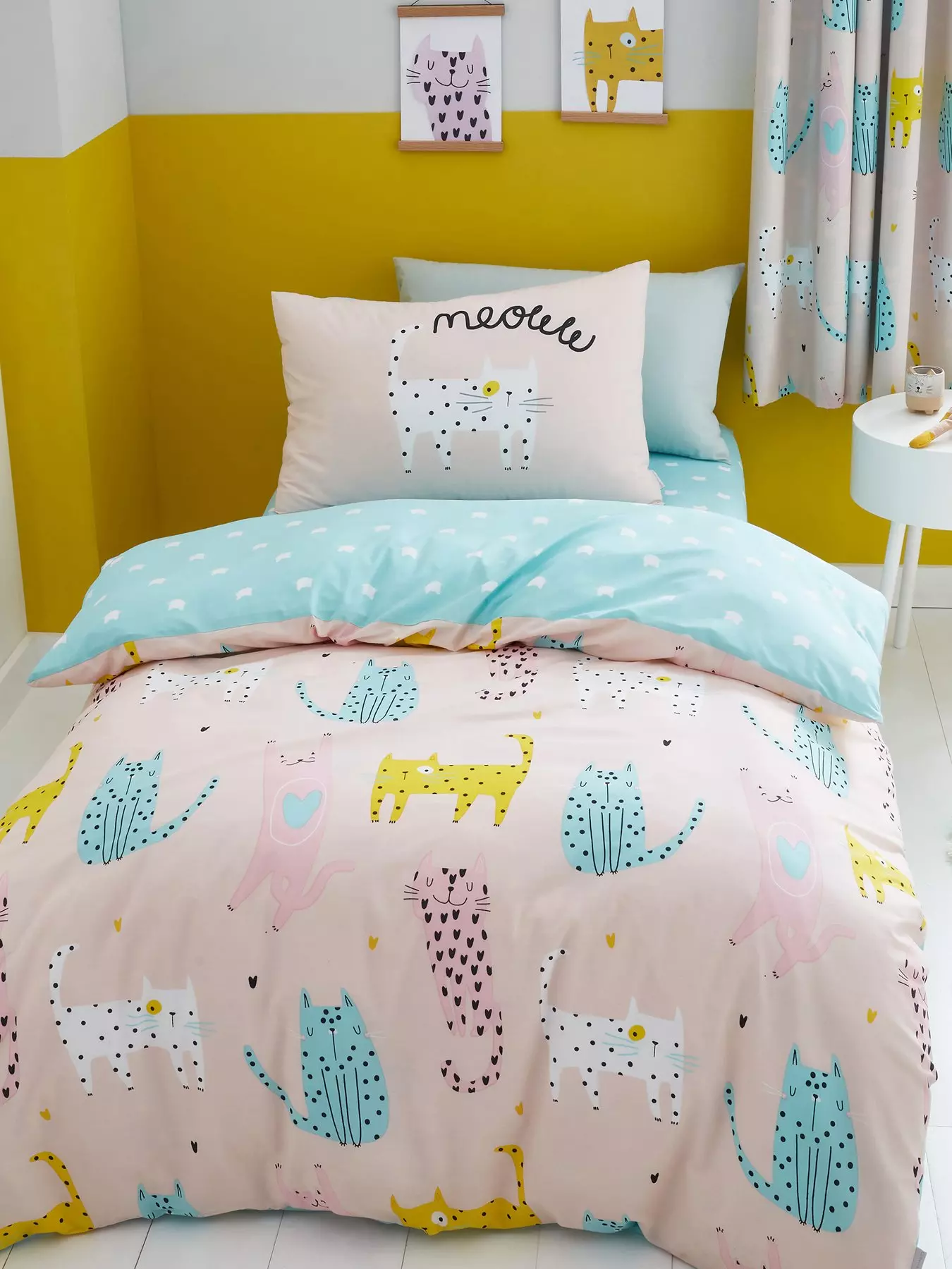 https://media.very.ie/i/littlewoodsireland/V52NG_SQ1_0000000029_MULTI_RSr/catherine-lansfield-cute-cats-duvet-cover-and-pillowcase-set-multi.jpg?$180x240_retinamobilex2$&fmt=webp