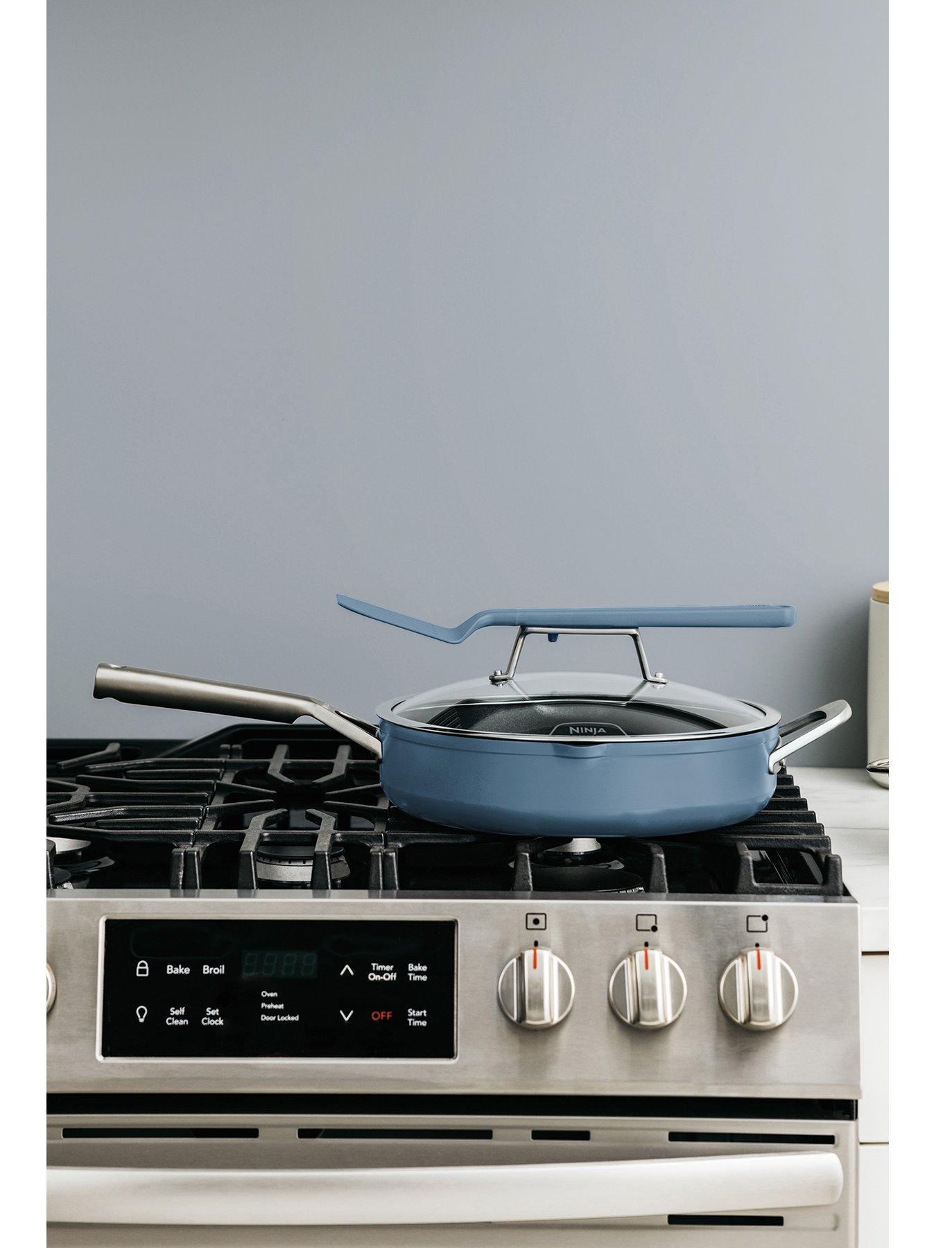 Image 2 of 7 of NINJA Foodi ZEROSTICK 9-in-1 PossiblePan, non stick -&nbsp;Blue Macaroon